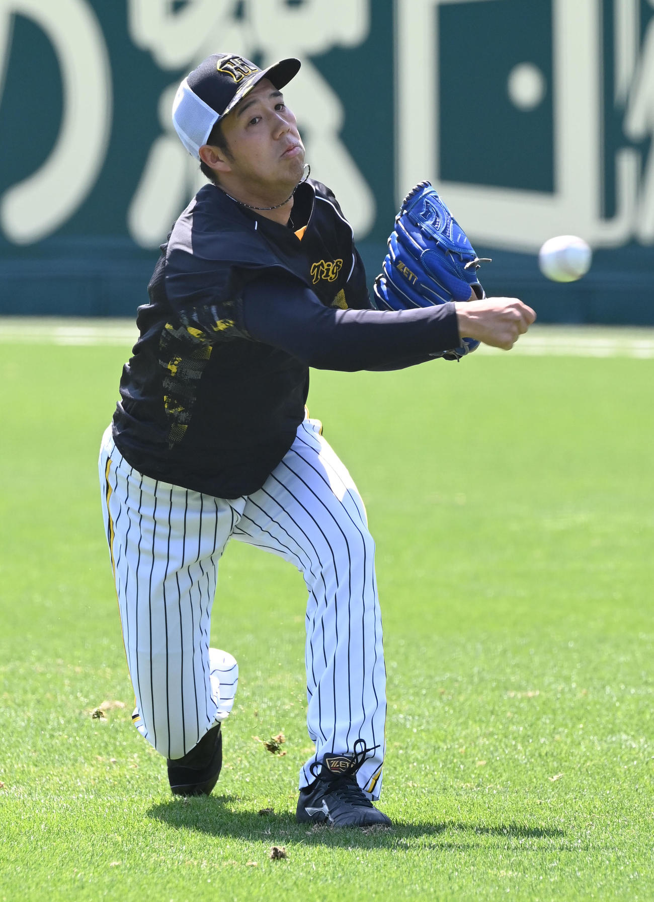 外野でキャッチボールする阪神青柳（撮影・和賀正仁）