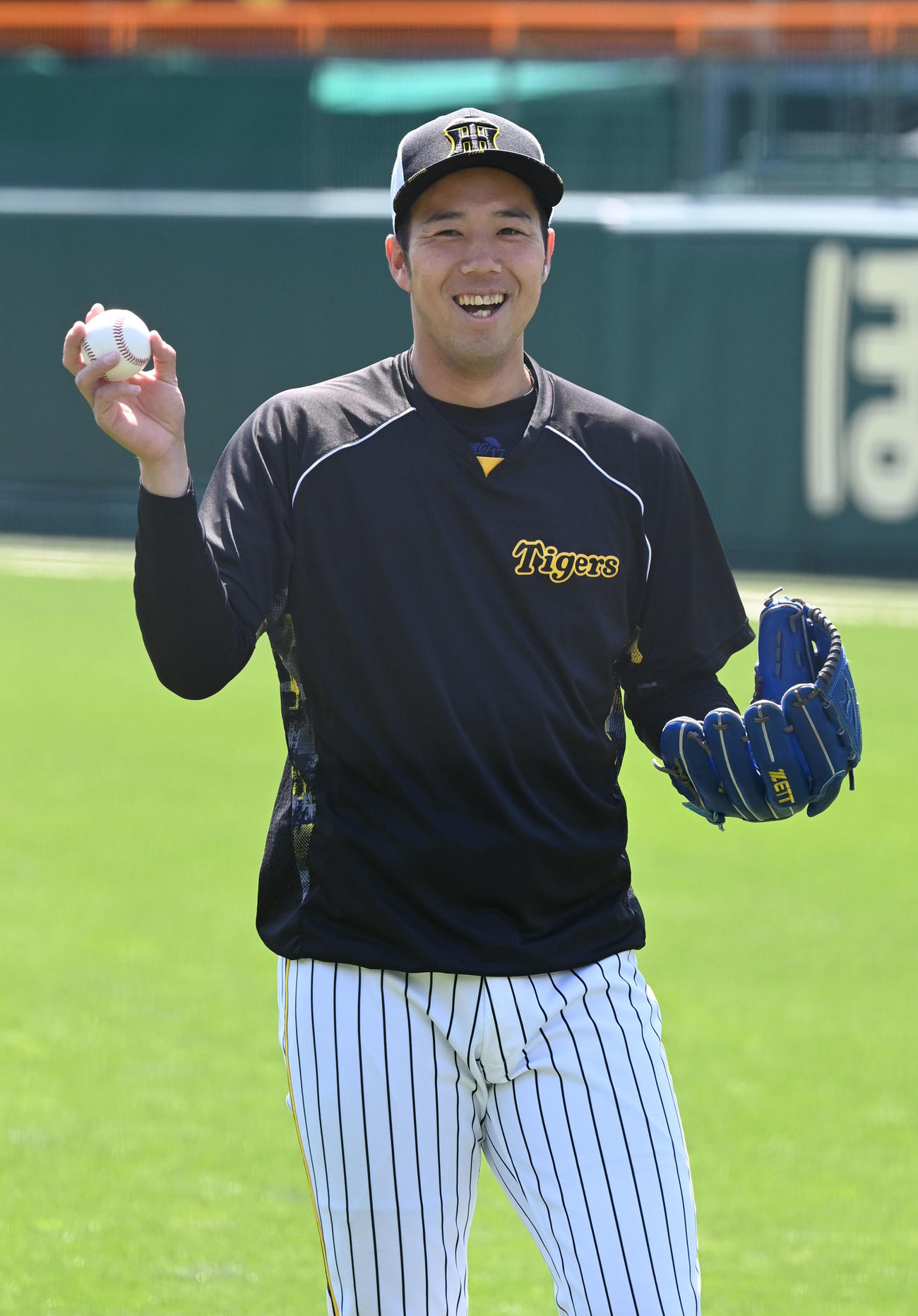 笑顔でキャッチボールする阪神青柳（撮影・和賀正仁）