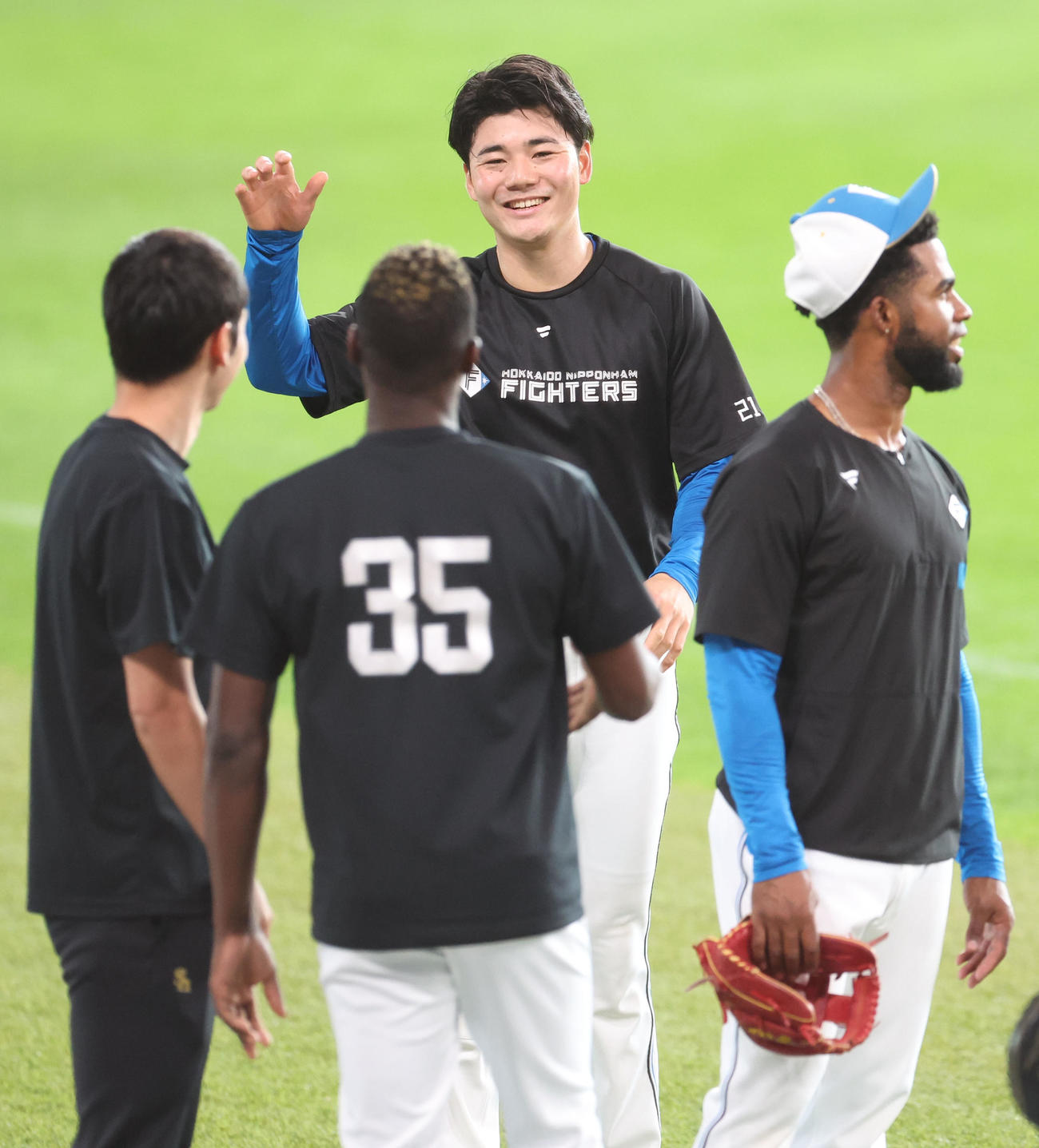 日本ハム対ソフトバンク　試合前、会話する日本ハム清宮（後方）とソフトバンク・モイネロ（2023年4月30日撮影）