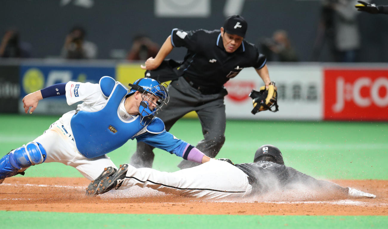 日本ハム対ロッテ　9回表ロッテ無死一、三塁、同点となる本盗を決める和田（2022年6月17日撮影）