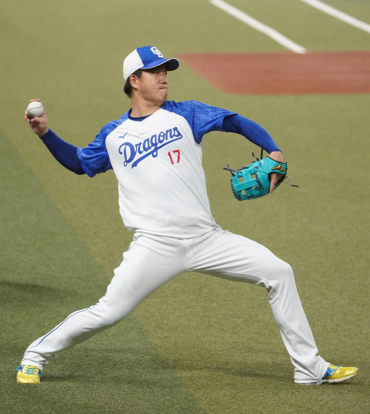 キャッチボールをする柳（撮影・森本幸一）