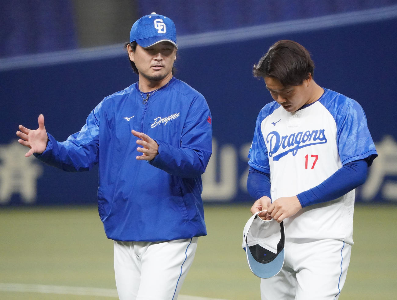 柳裕也と言葉を交わす涌井秀章（左）（撮影・森本幸一）