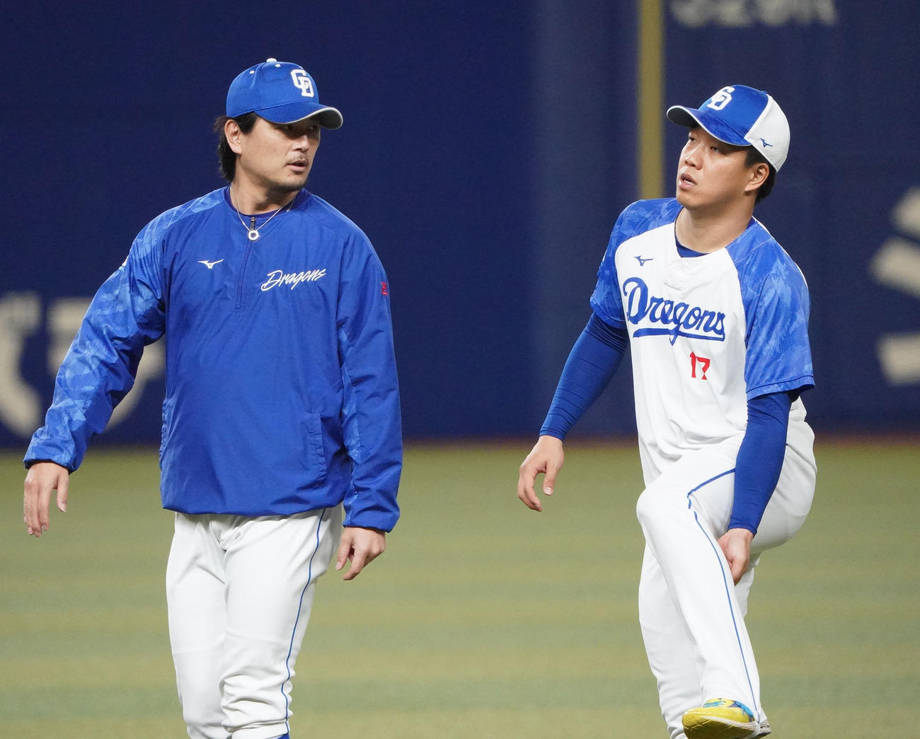 柳裕也と言葉を交わす涌井秀章（左）（撮影・森本幸一）