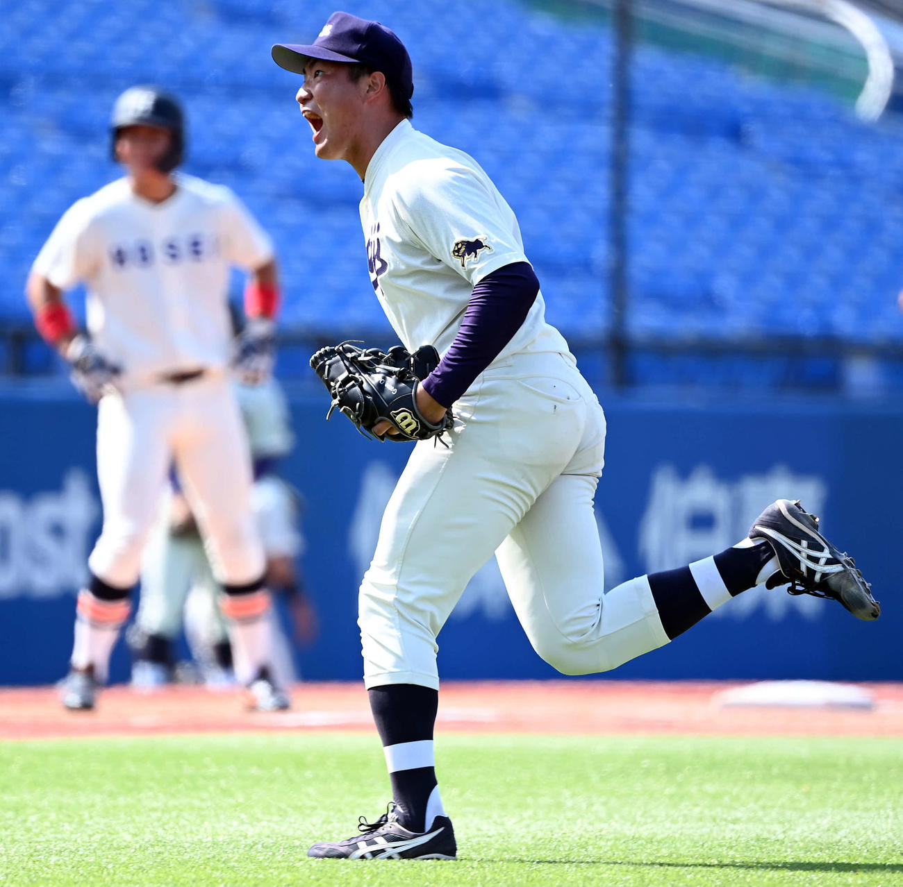 明大対法大　6回裏法大2死三塁、武川廉を空振り三振に打ち取りほえる村田（撮影・たえ見朱実）