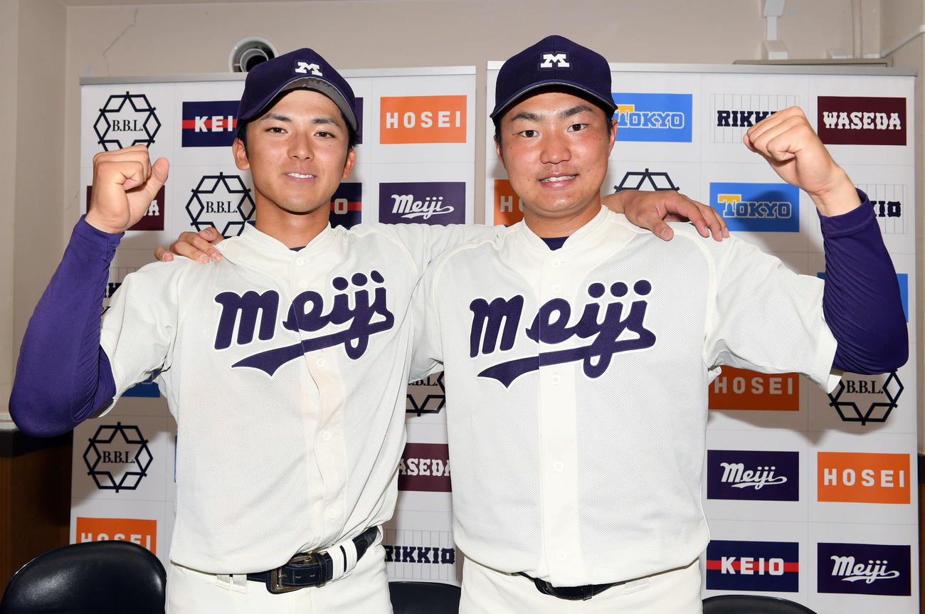 明大対法大　法大に勝利し笑顔で記念撮影に納まる明大・宗山（左）と村田（撮影・たえ見朱実）