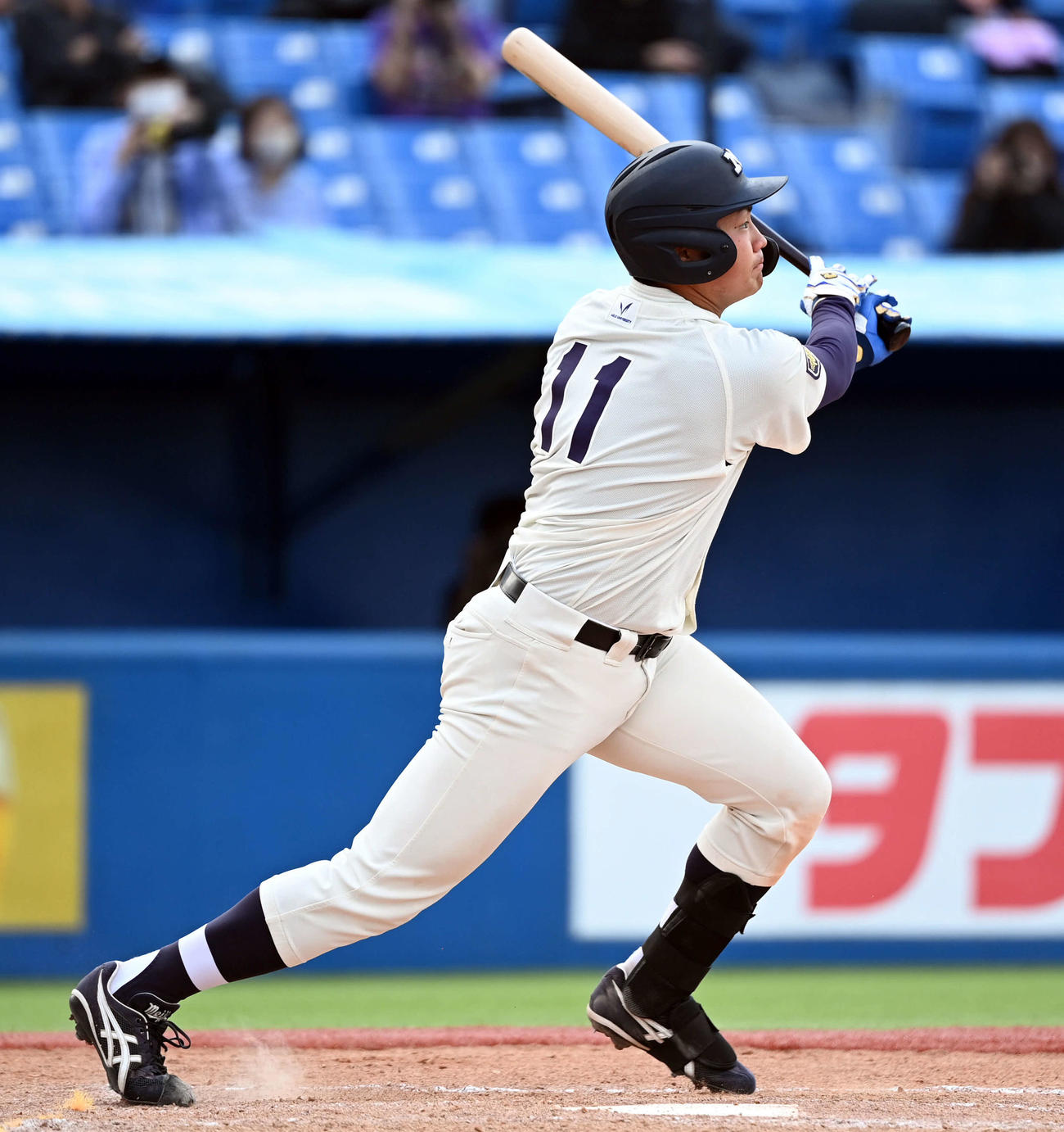 明大対法大　9回表明大1死三塁、左犠飛を放つ村田（撮影・たえ見朱実）
