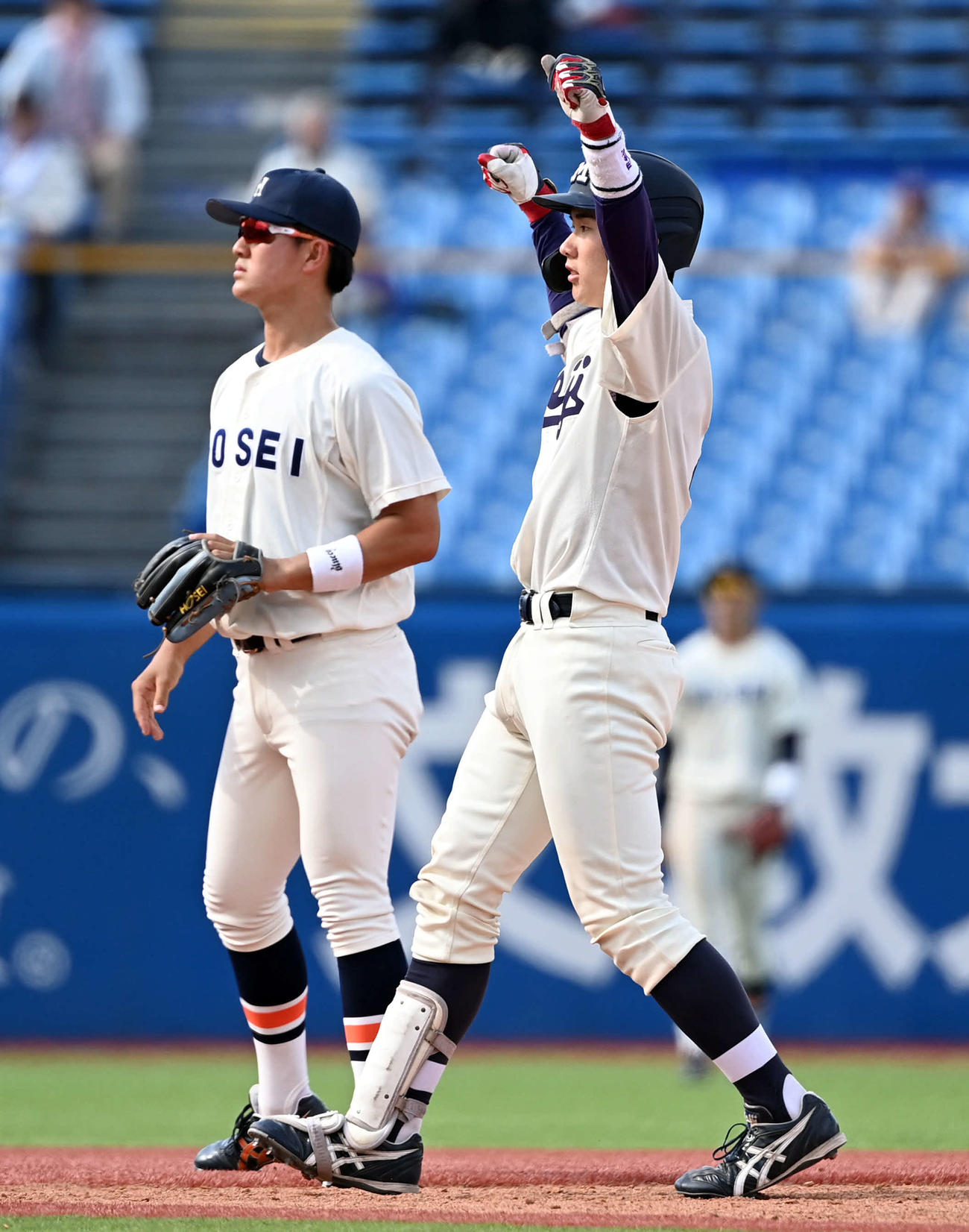 明大対法大　9回表明大1死二塁、左越えに適時二塁打を放った小島河（撮影・たえ見朱実）