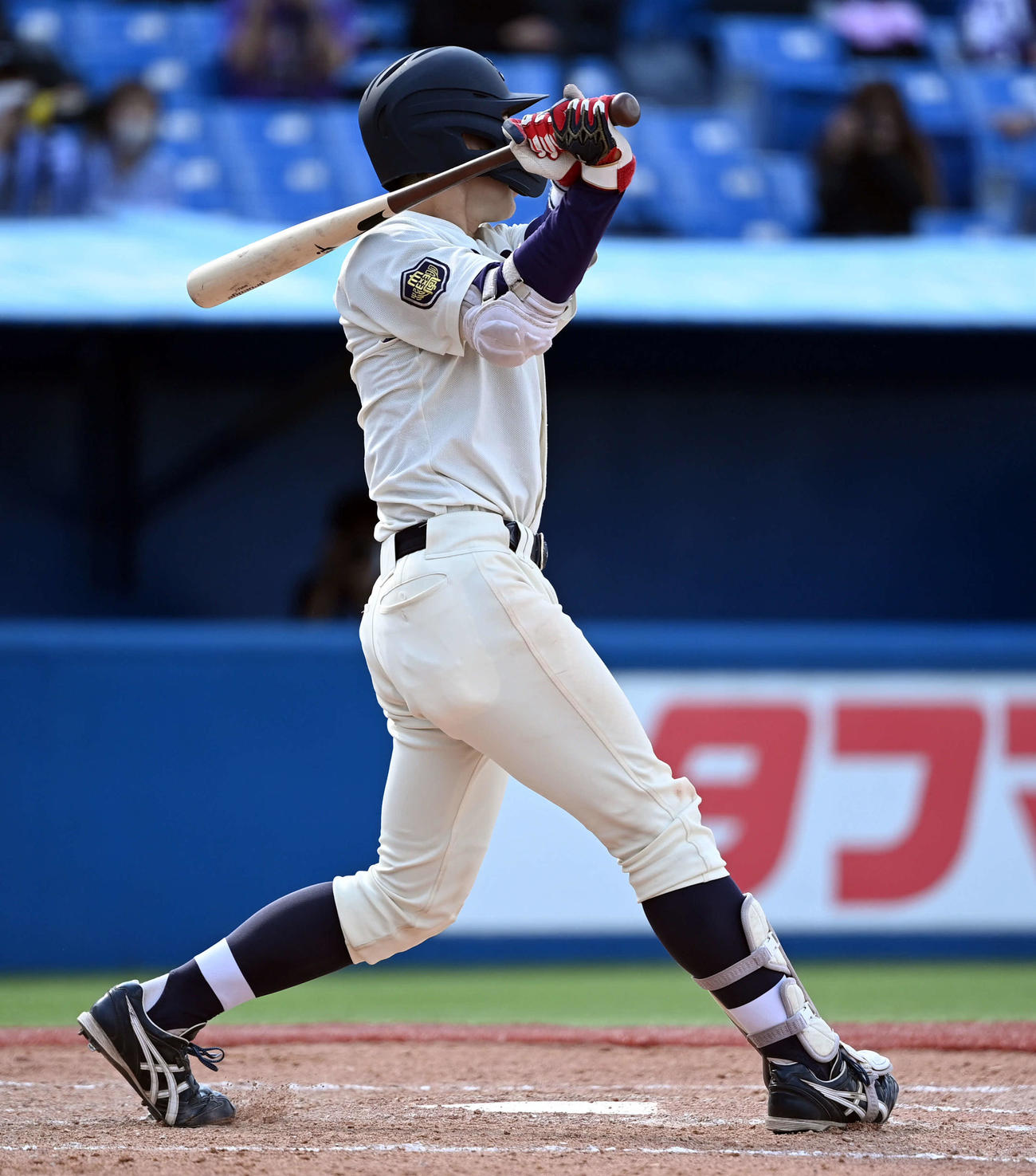 明大対法大　9回表明大1死二塁、左越えに適時二塁打を放つ小島河（撮影・たえ見朱実）