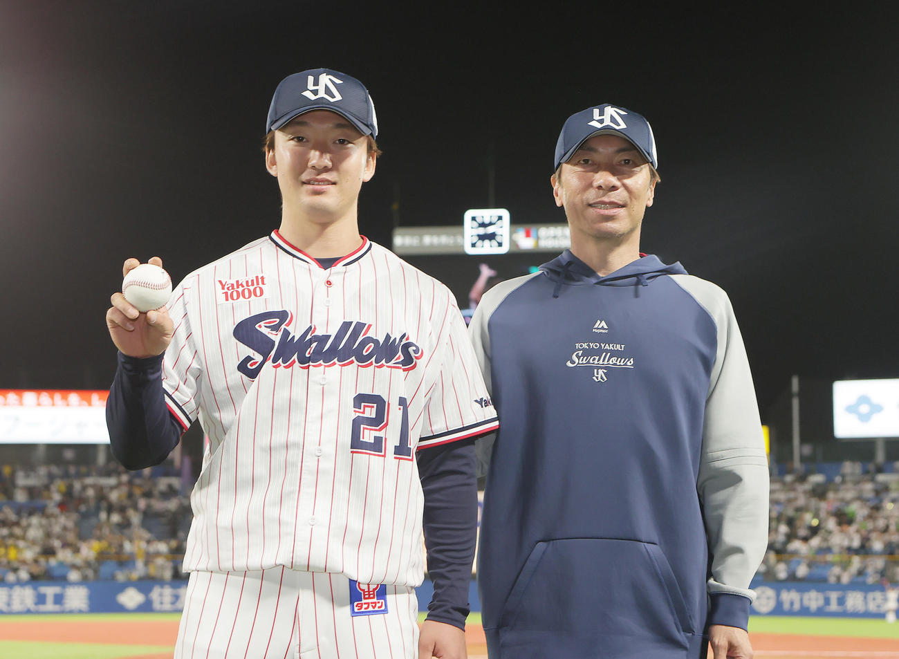 4月30日、プロ初勝利を挙げたヤクルト吉村（左）は高津監督と記念撮影で笑顔