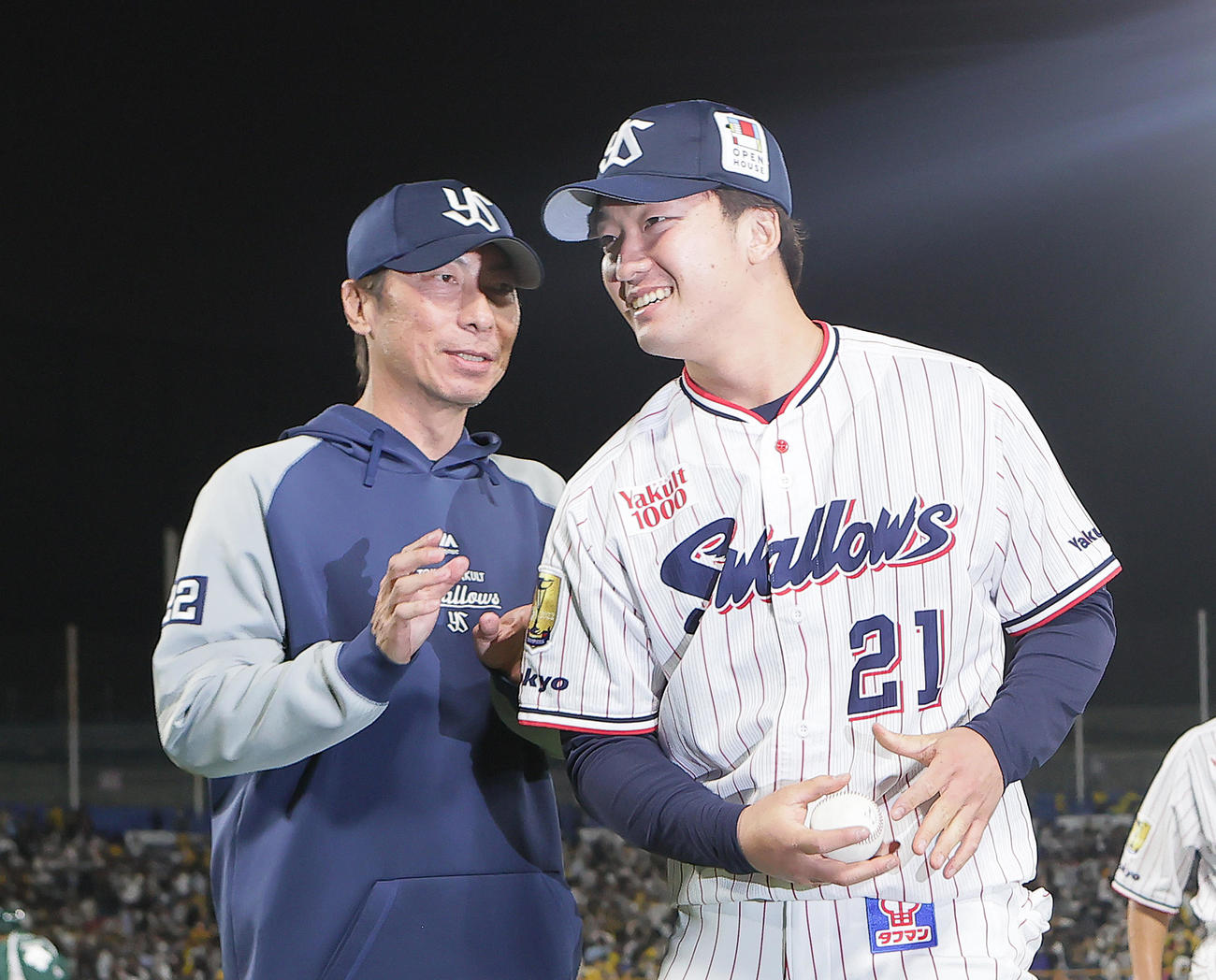 4月30日、プロ初勝利を挙げたヤクルト吉村（右）は高津監督からの祝福に笑顔