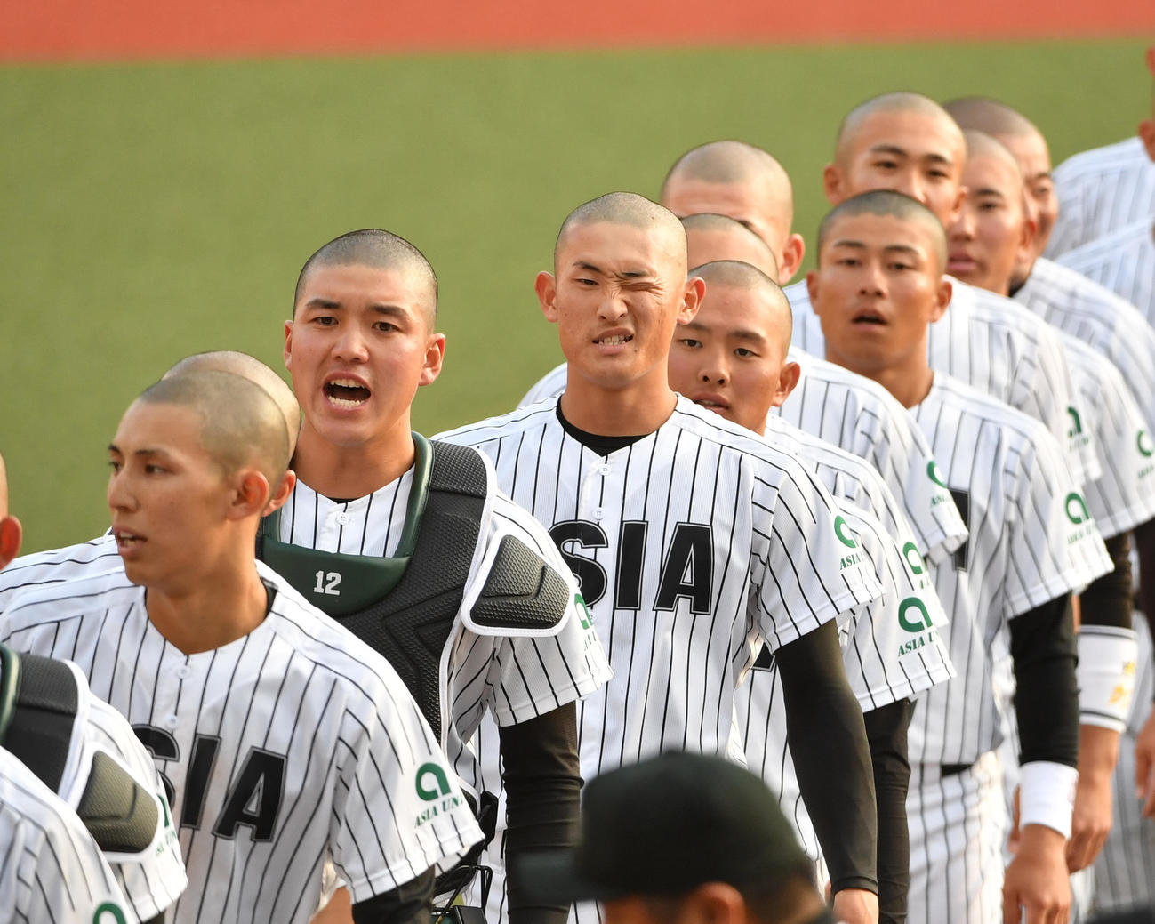 亜大対日大　5安打完封勝利を挙げた亜大・草加（前から3人目）（撮影・柴田隆二）