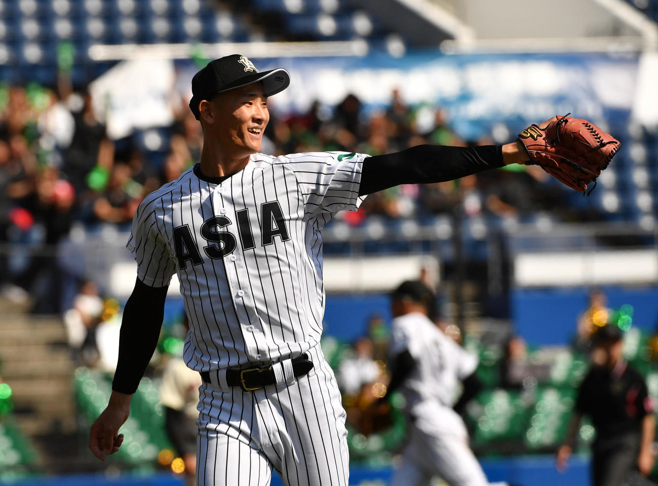 亜大対日大　初回を抑えた亜大・草加は笑顔を見せる（撮影・柴田隆二）