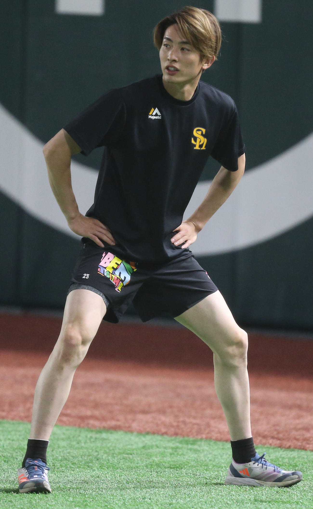 福岡ペイペイドームで体を動かす周東（撮影・冨田成美）