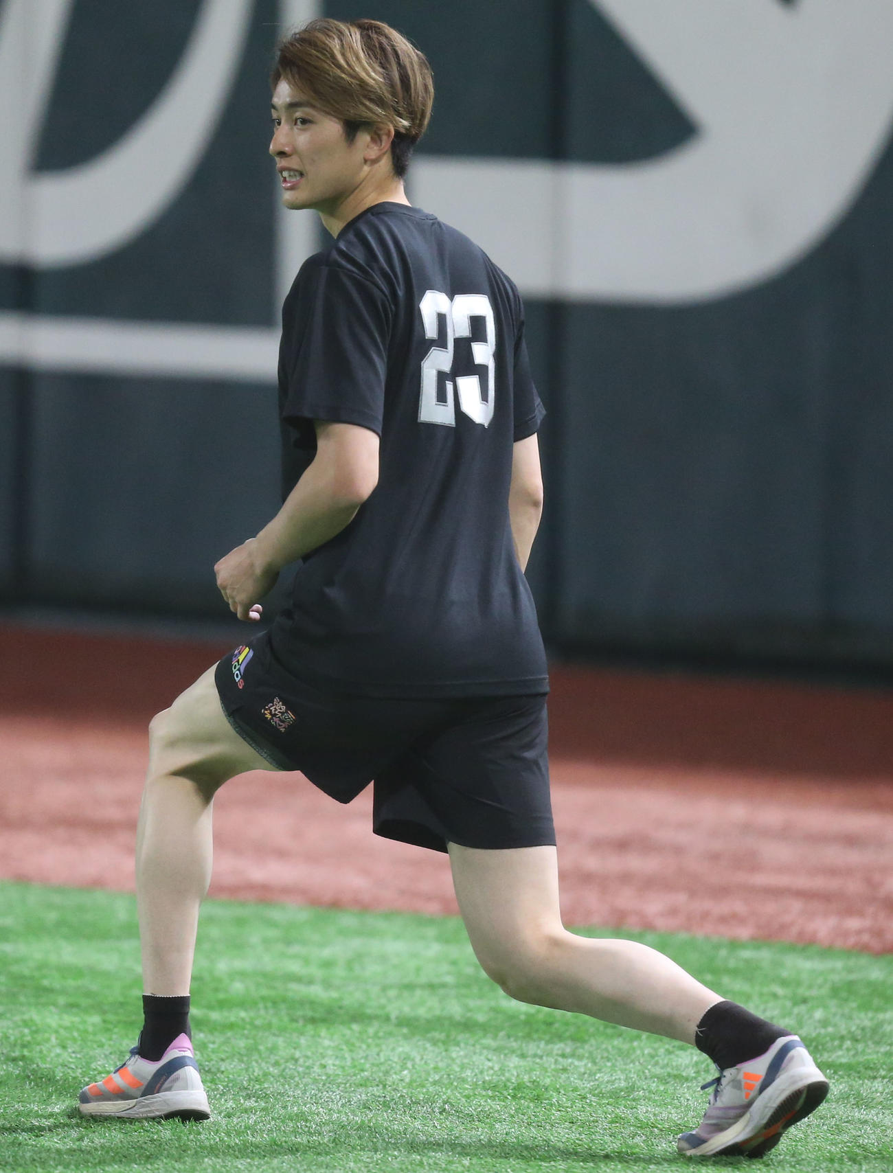 福岡ペイペイドームで体を動かす周東（撮影・冨田成美）