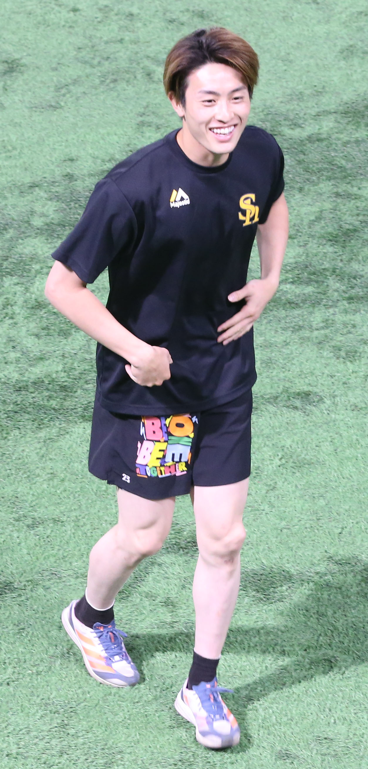 笑顔を見せる周東（撮影・冨田成美）