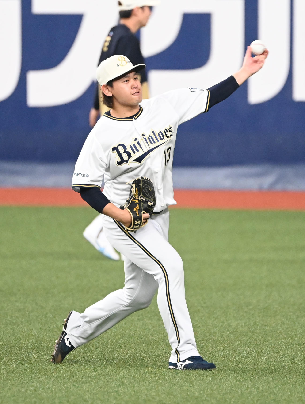 4月30日、キャッチボールで調整するオリックス宮城大弥