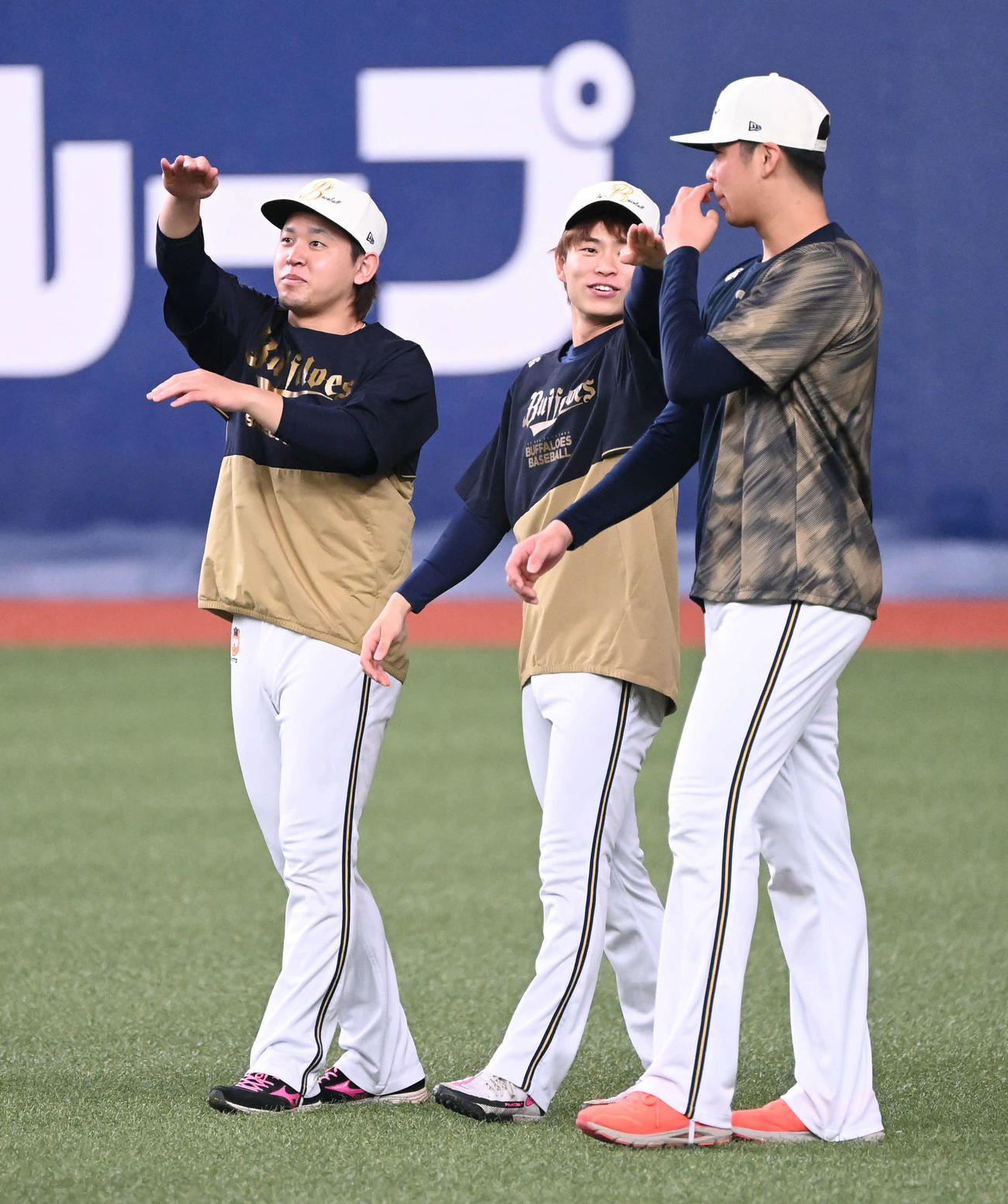 4月29日、並んで談笑する、左から宮城大弥、山岡泰輔、山下舜平大