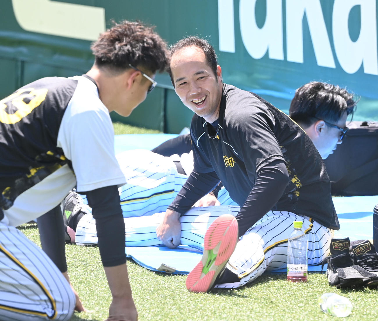 笑顔でストレッチする阪神青柳（撮影・和賀正仁）