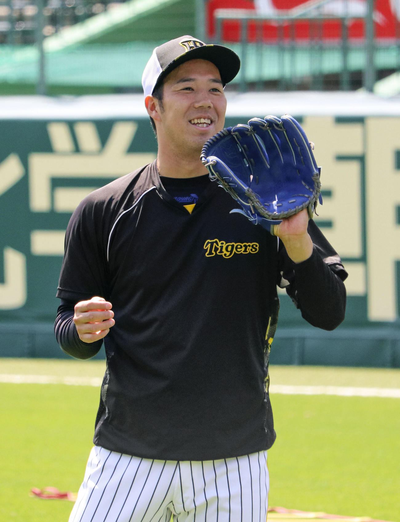 練習中、笑顔を見せる阪神青柳（共同）