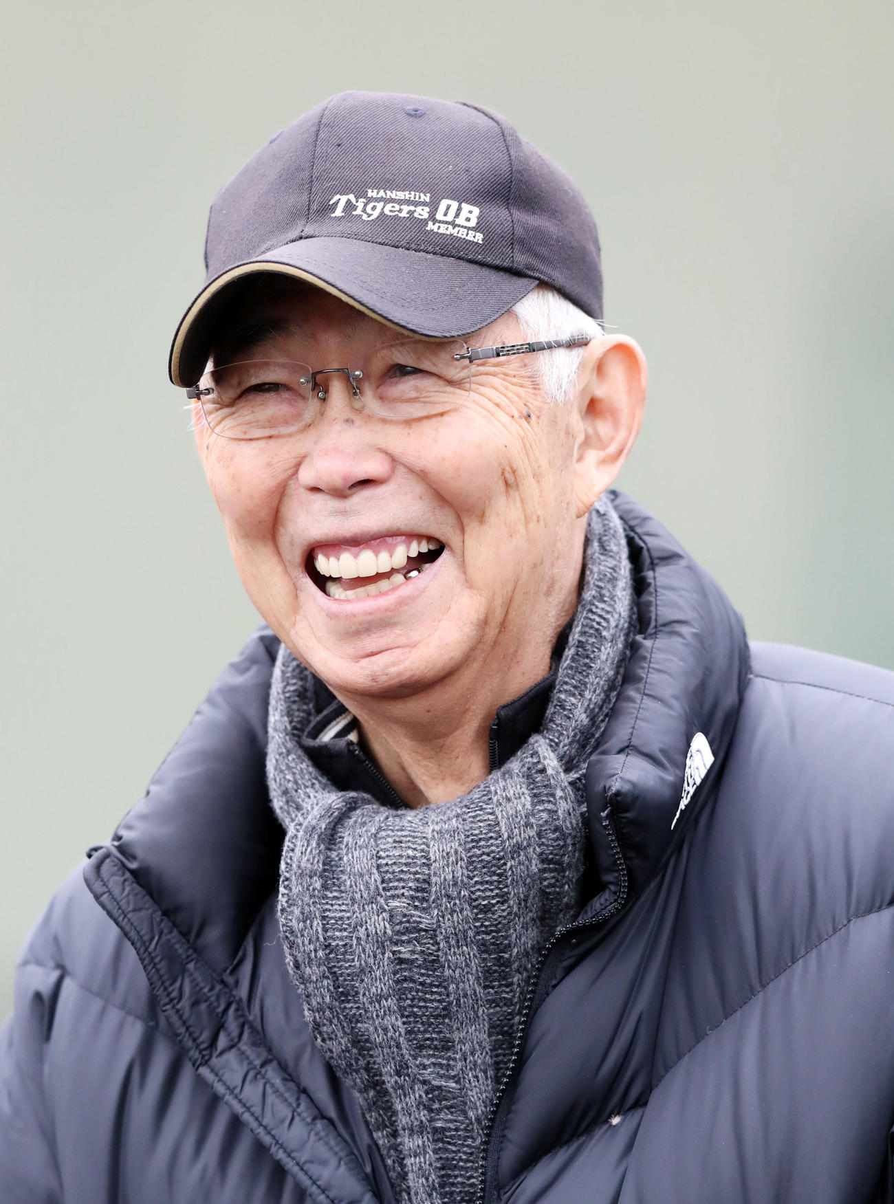 18年、鳴尾浜球場で笑顔を見せる本間勝氏