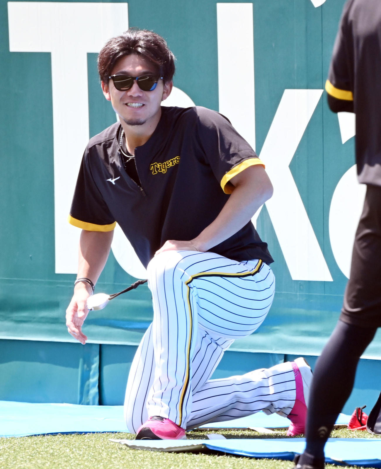 練習の合間、笑顔を見せる阪神伊藤将（撮影・和賀正仁）
