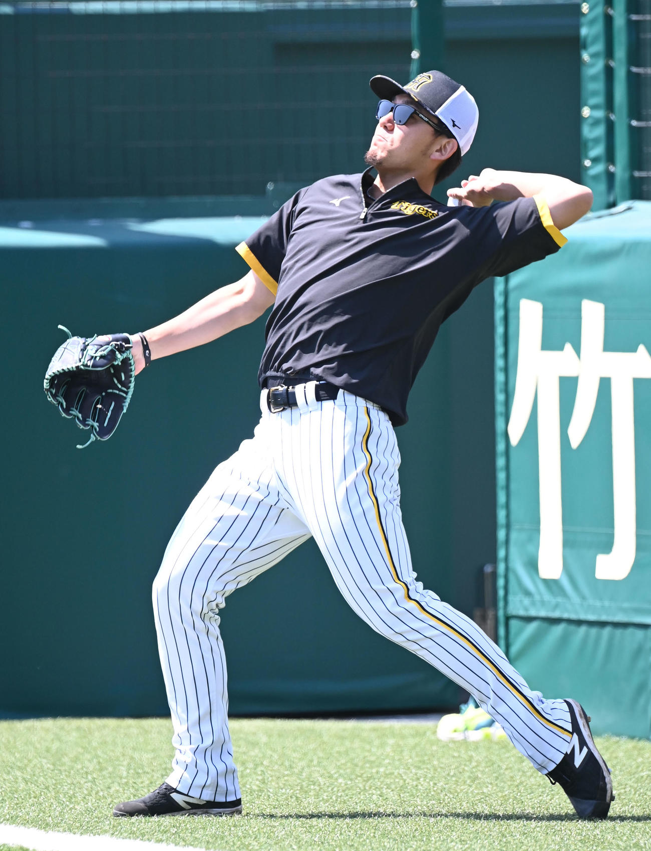 甲子園球場でキャッチボールする阪神伊藤将（撮影・和賀正仁）
