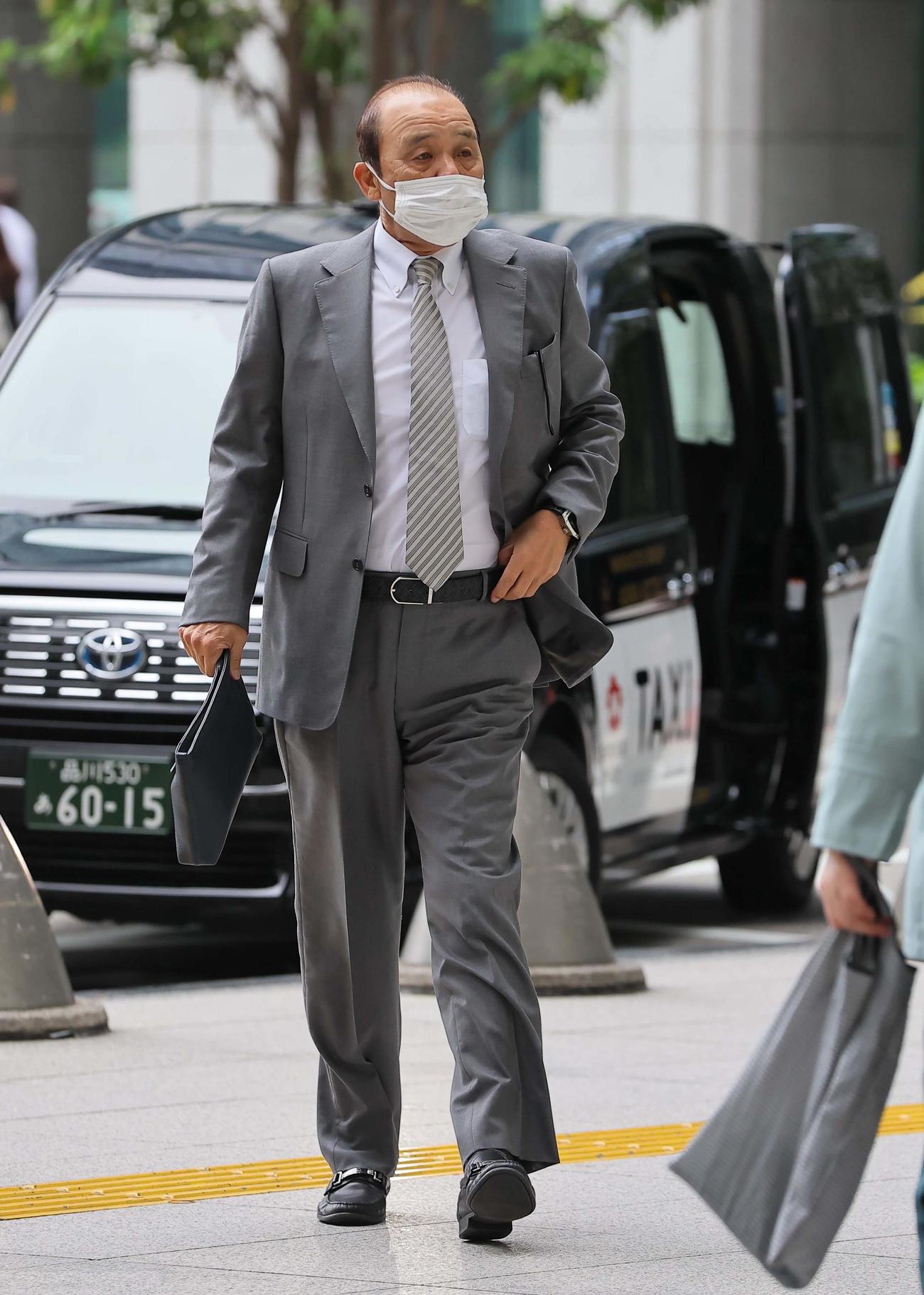 ヤクルト戦を終え新幹線で帰阪する岡田監督（撮影・上田博志）