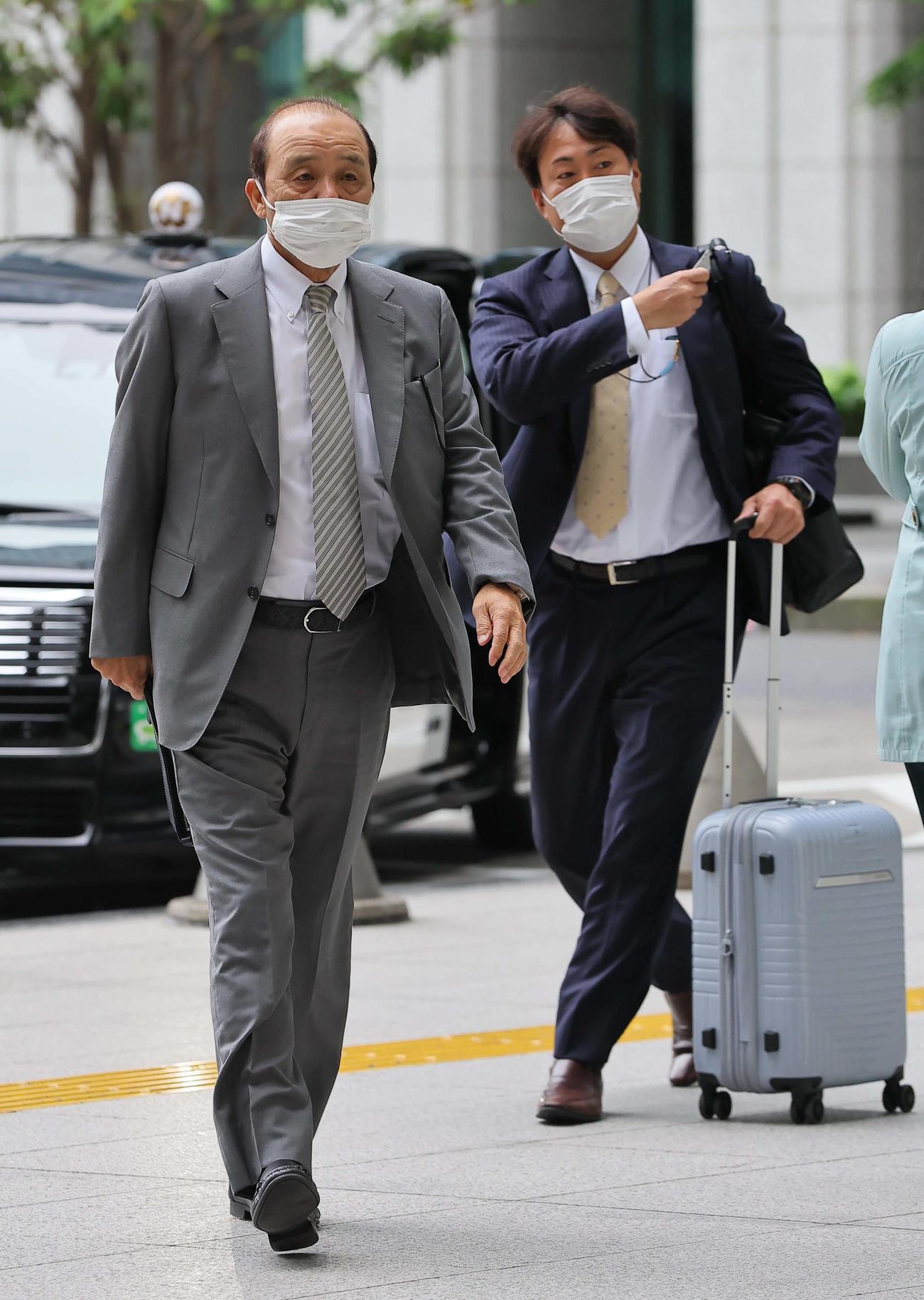 ヤクルト戦を終え新幹線で帰阪する岡田監督（左）と藤原広報（撮影・上田博志）
