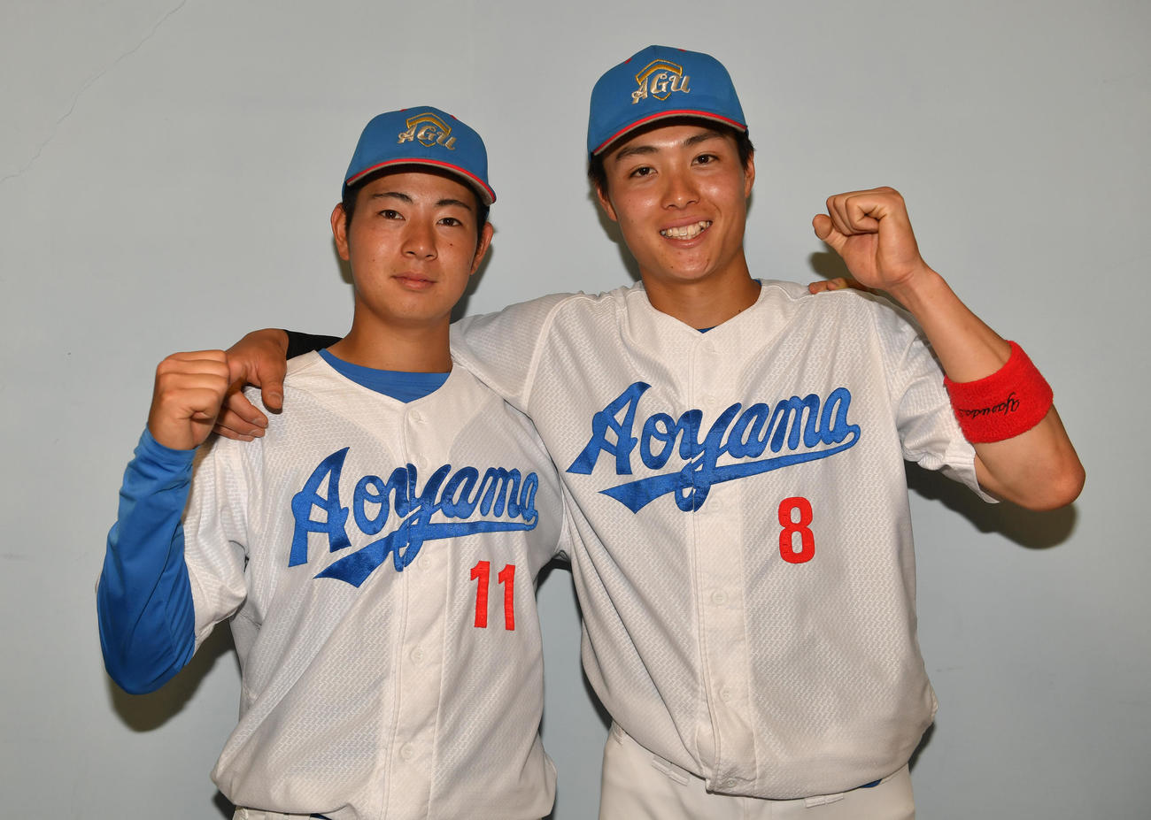 中大対青学大　完封勝利を挙げガッツポーズする青学大・下村（左）と決勝本塁打の初谷（撮影・柴田隆二）
