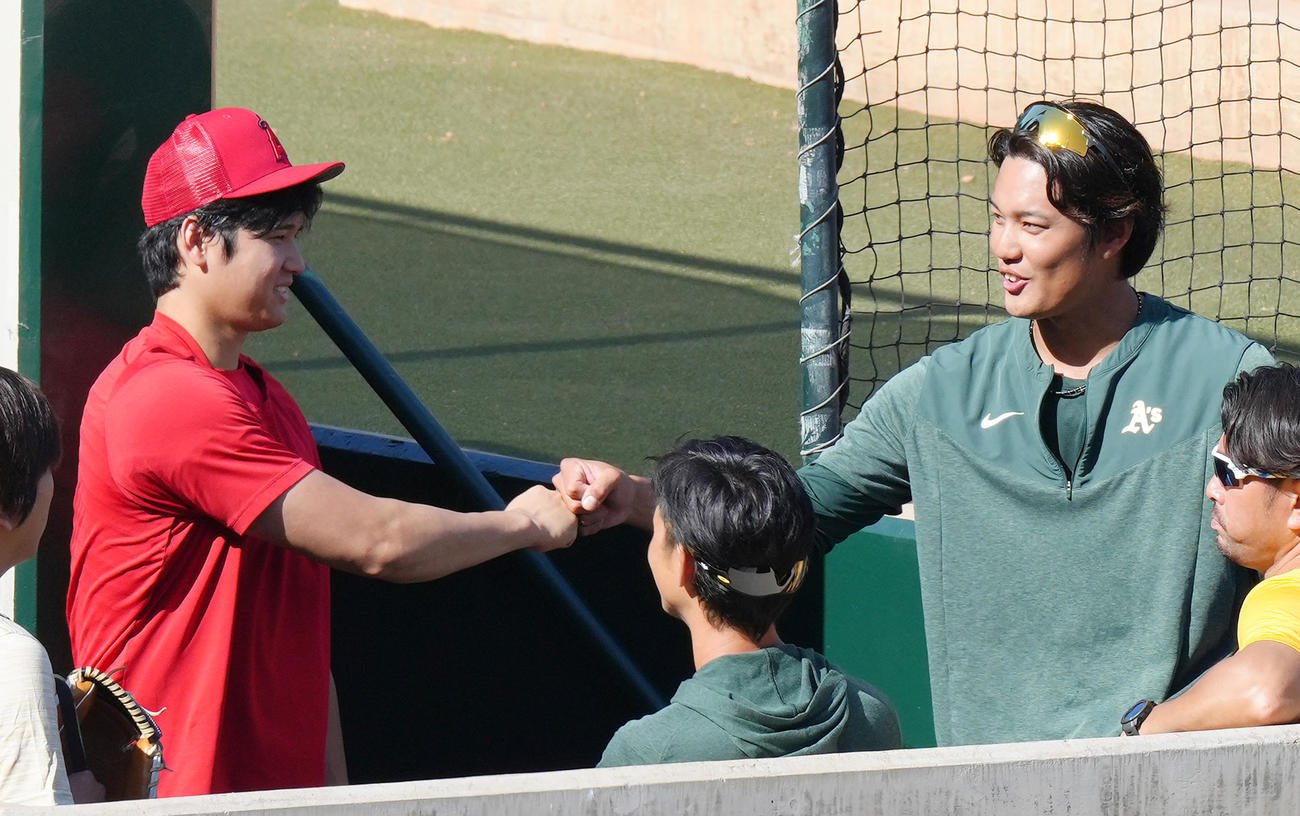 藤浪（右）とグータッチする大谷（撮影・菅敏）