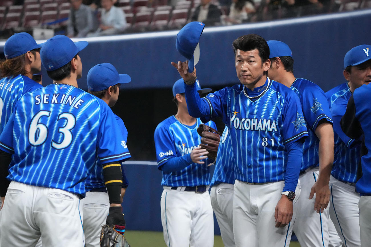 4月30日　中日対DeNA　観客にあいさつする三浦監督（撮影・森本幸一）