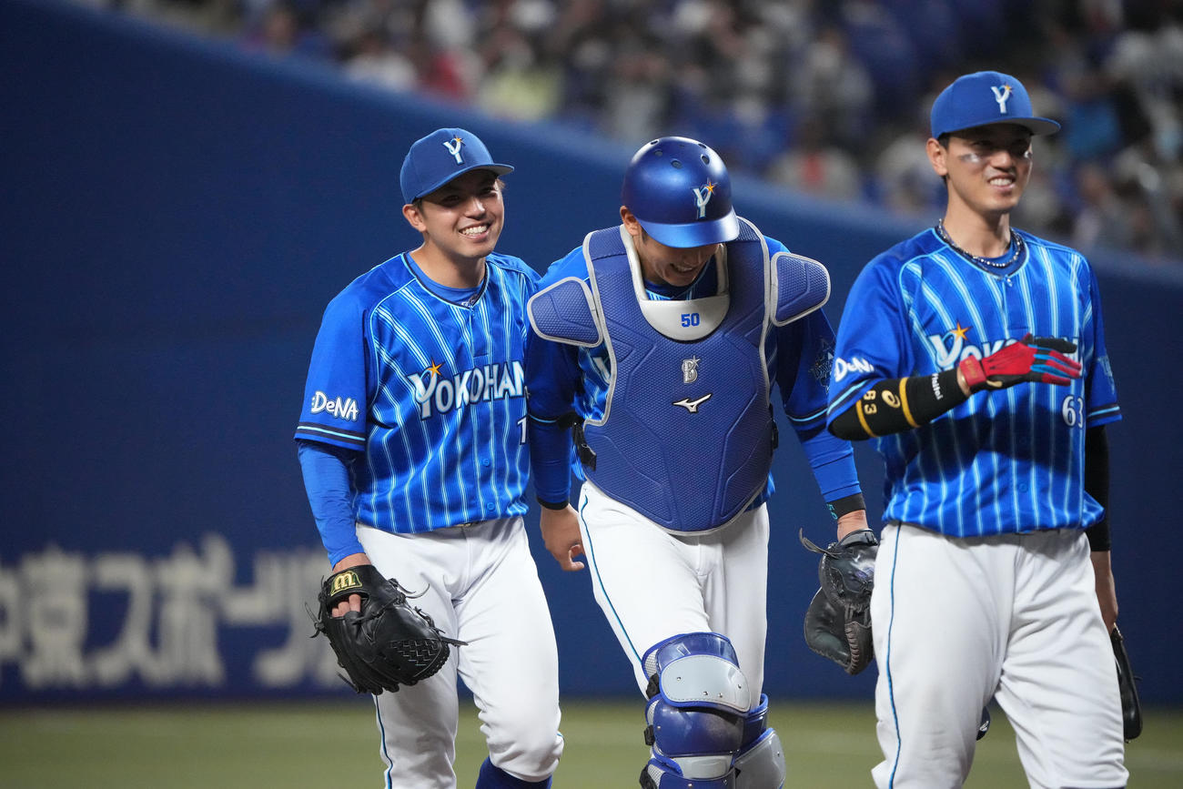 4月30日、中日に完封勝利し笑顔でナインとタッチを交わす東（左）