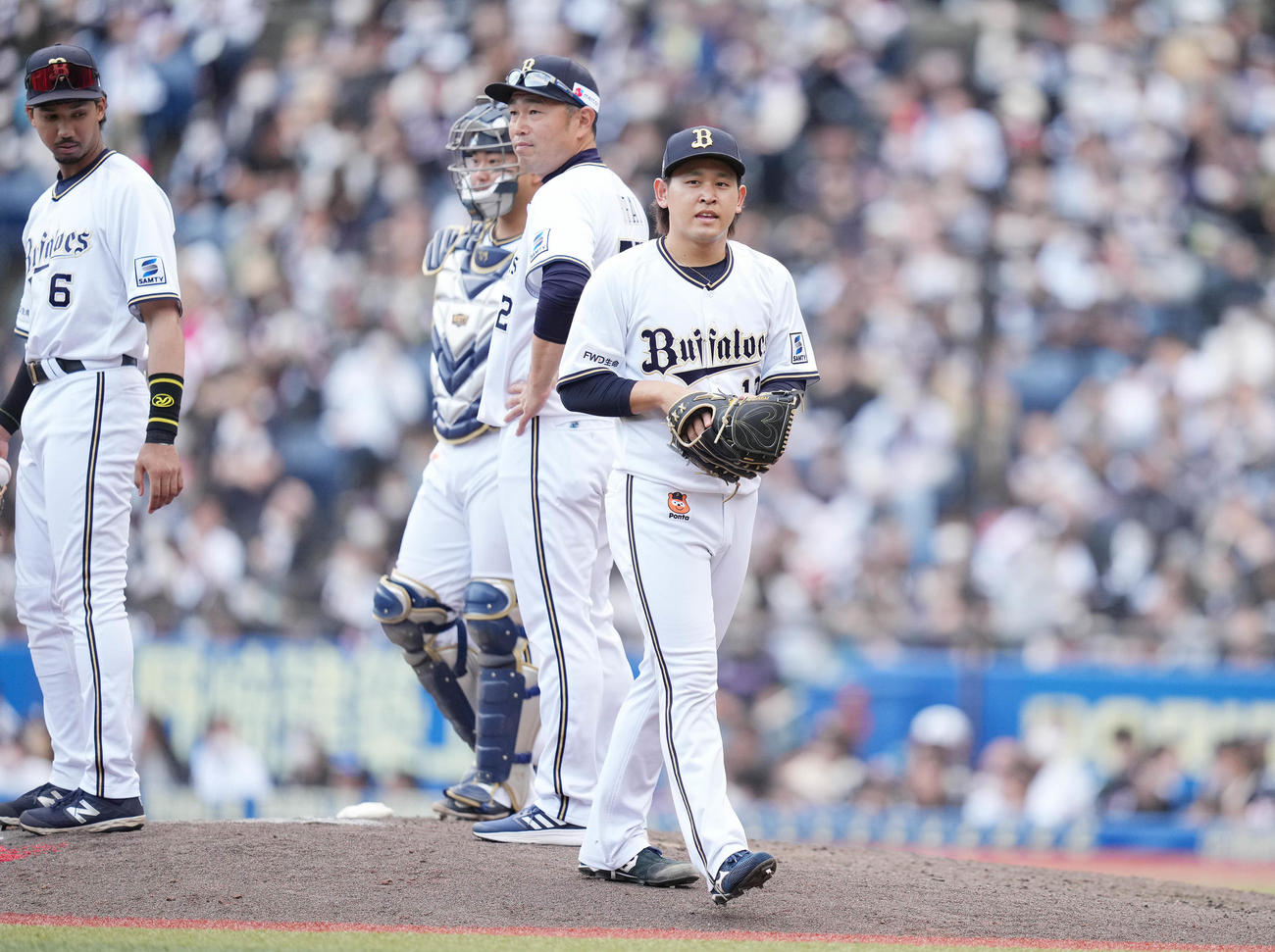 4月16日、ロッテ対オリックス　8回裏途中で降板するオリックス宮城