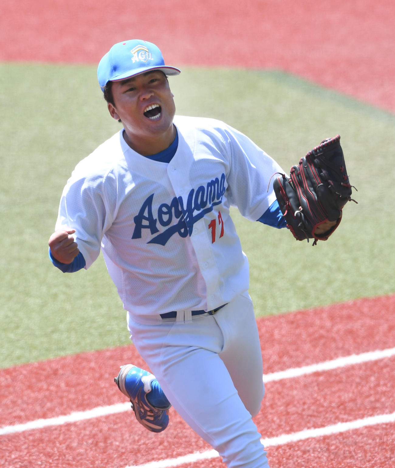 青学大対中大　3回から登板し勝利投手になった青学大・松井はガッツポーズする（撮影・柴田隆二）