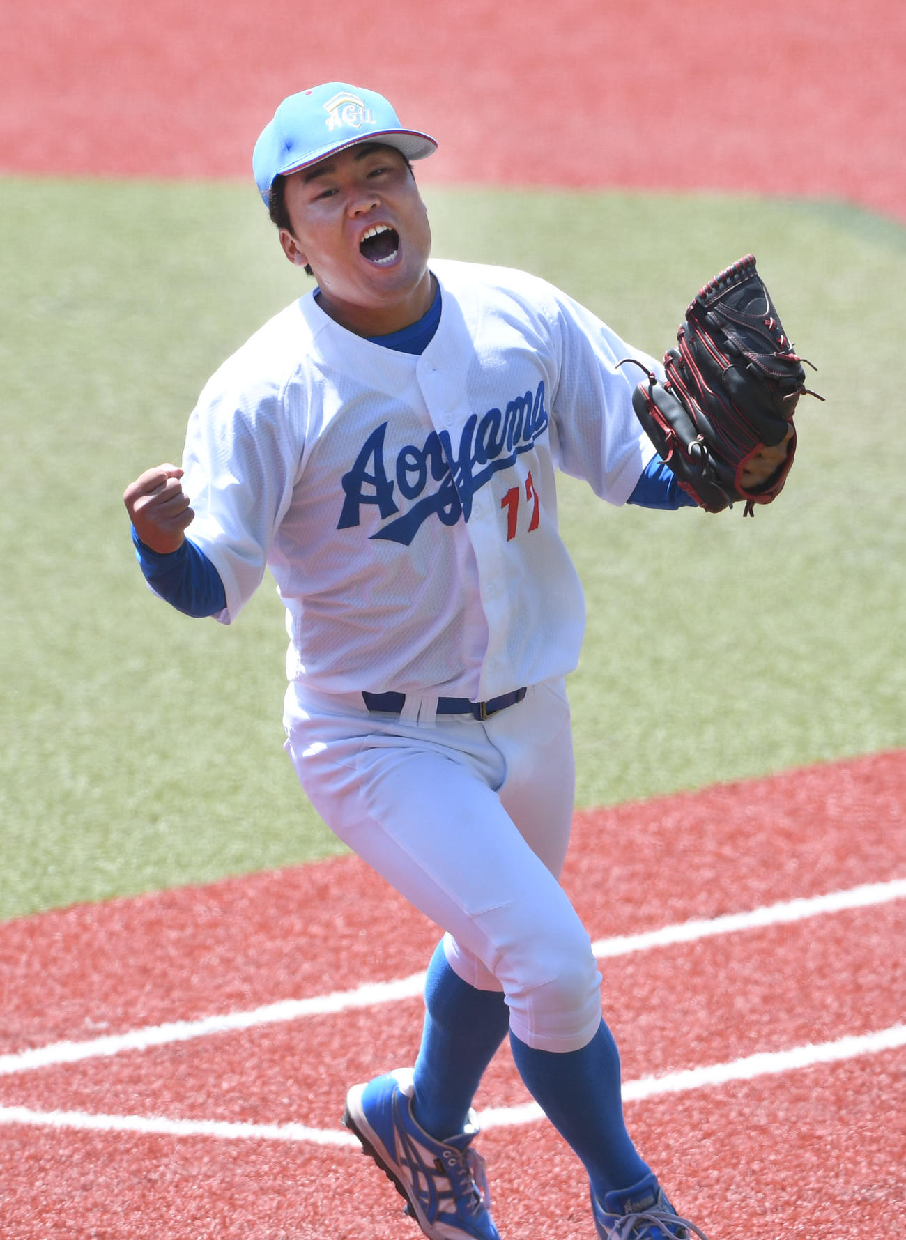 青学大対中大　3回から登板し勝利投手になった青学大・松井はガッツポーズする（撮影・柴田隆二）
