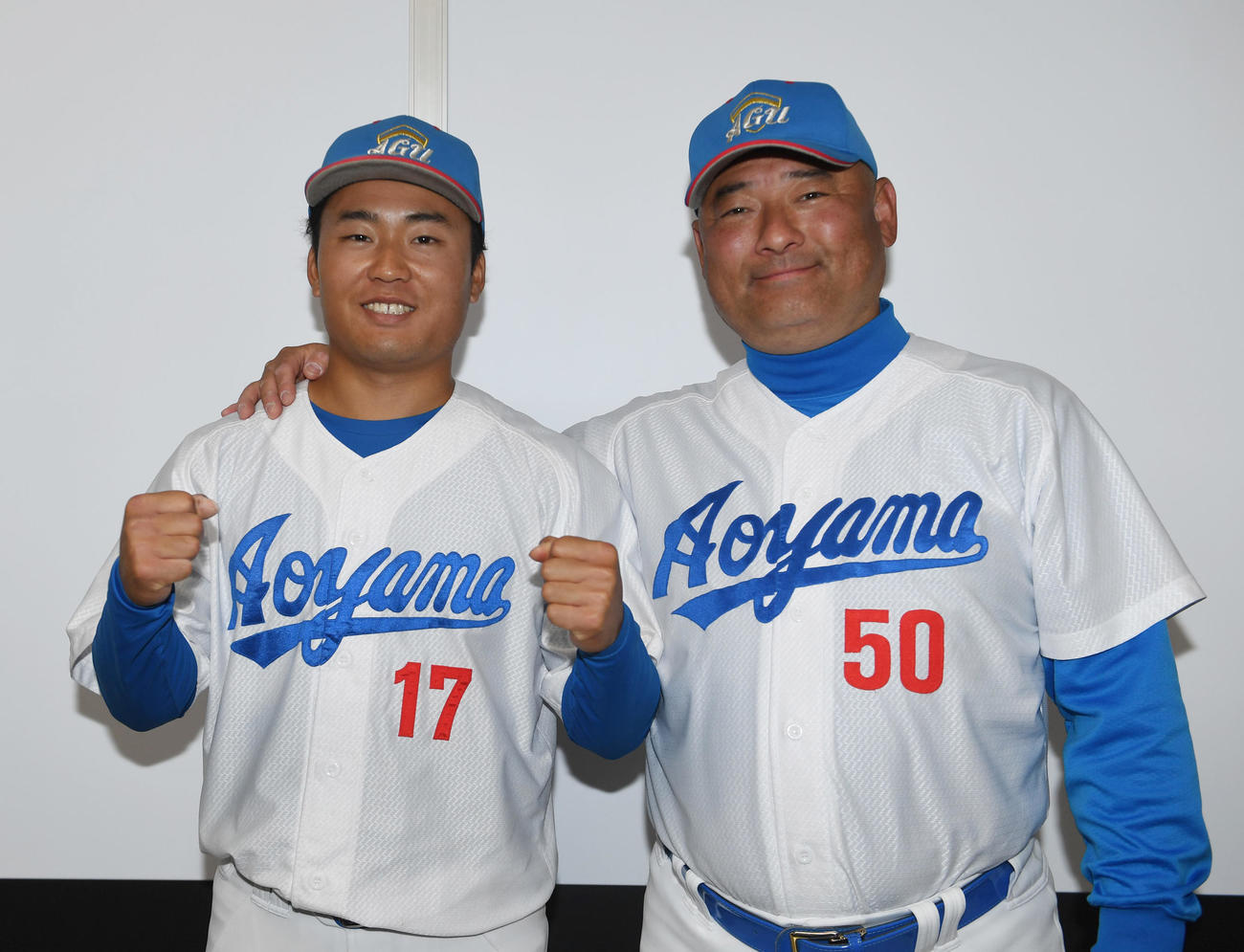 青学大対中大　3回から登板し勝利投手になった青学大・松井（左）は安藤監督から祝福される（撮影・柴田隆二）