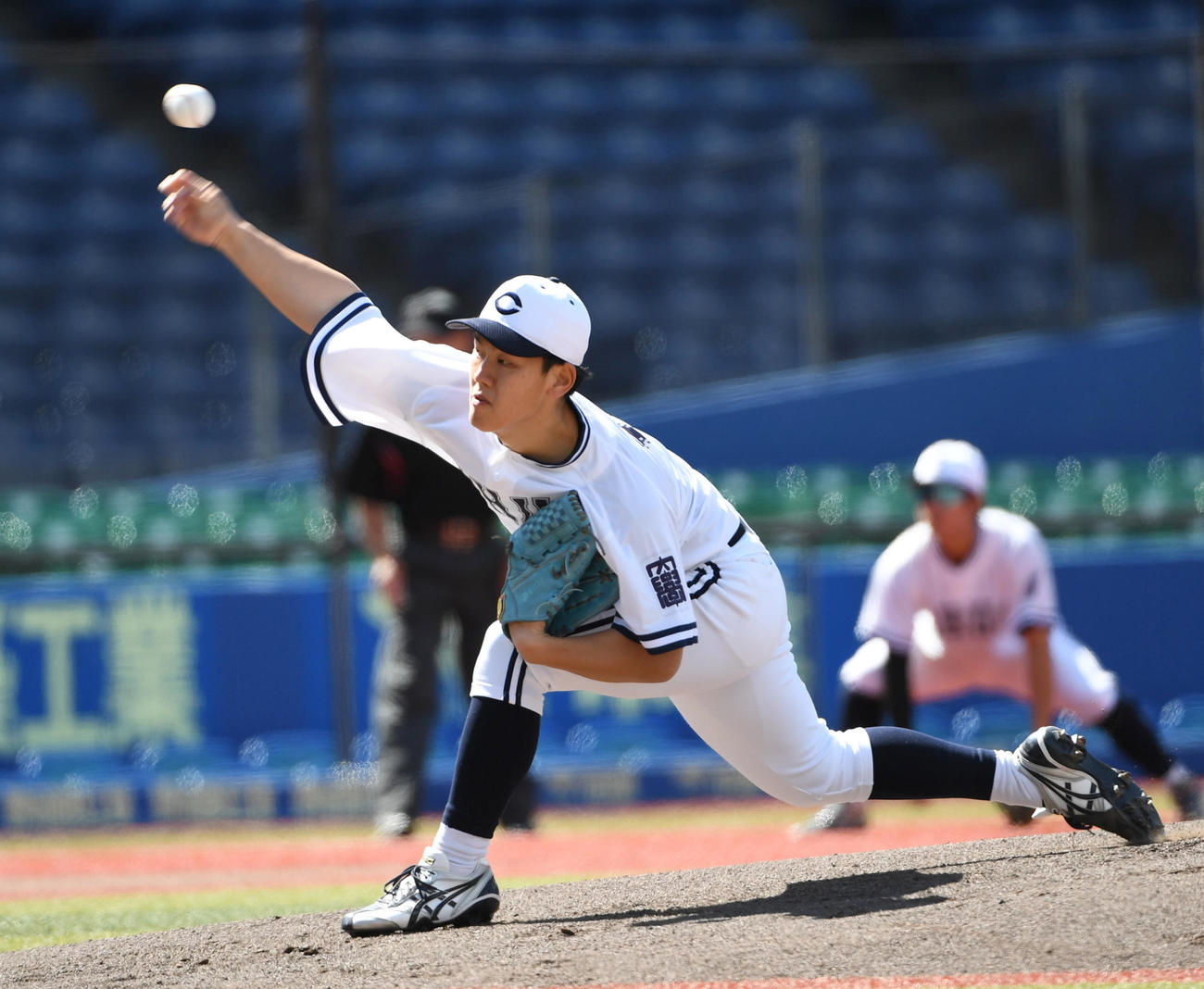 青学大対中大　先発した中大・岩本（撮影・柴田隆二）