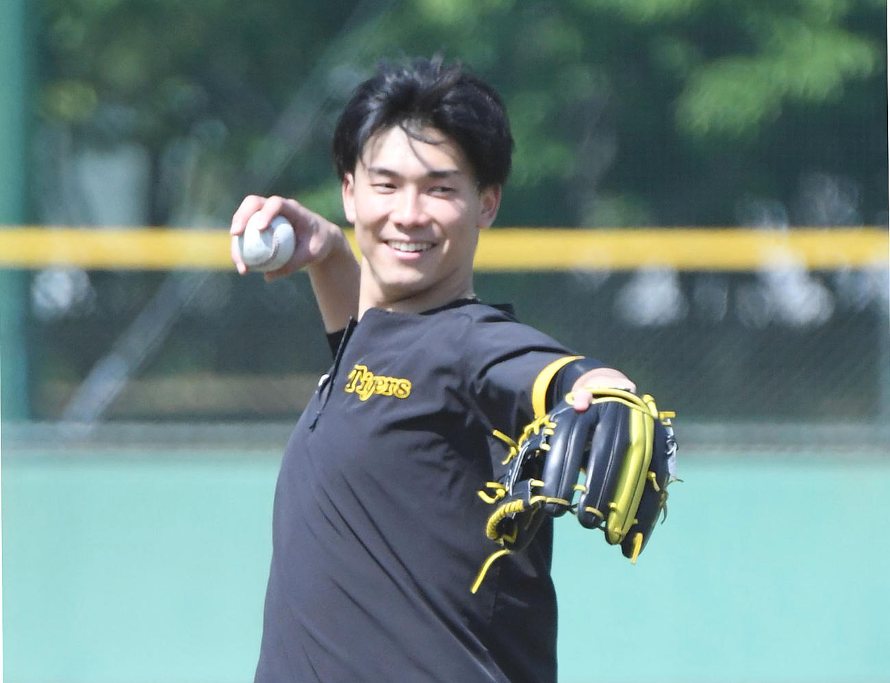 笑顔でキャッチボールをする阪神湯浅（2023年4月27日撮影）