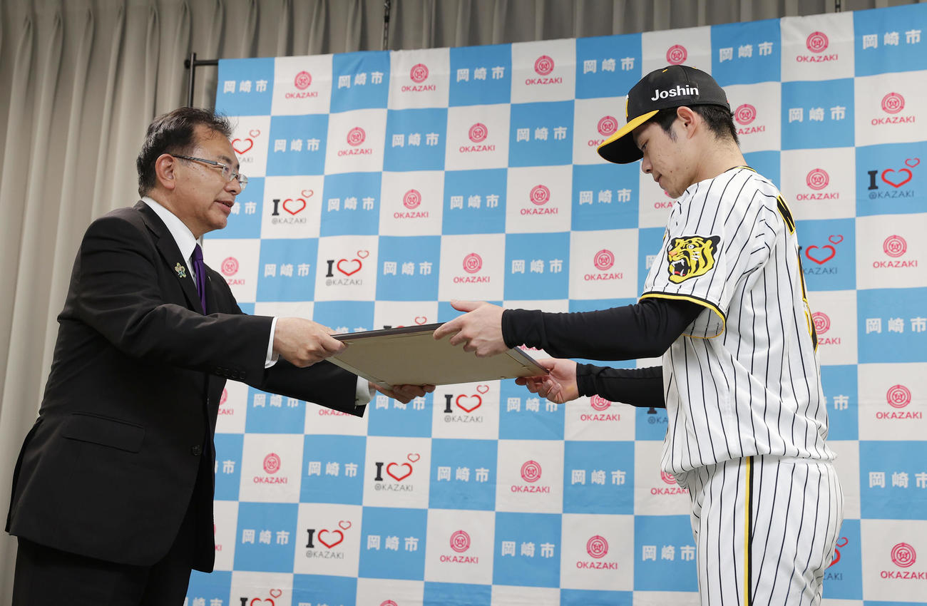 中根市長（左）から岡崎市民栄誉賞の表彰状を受け取る阪神中野（撮影・前田充）