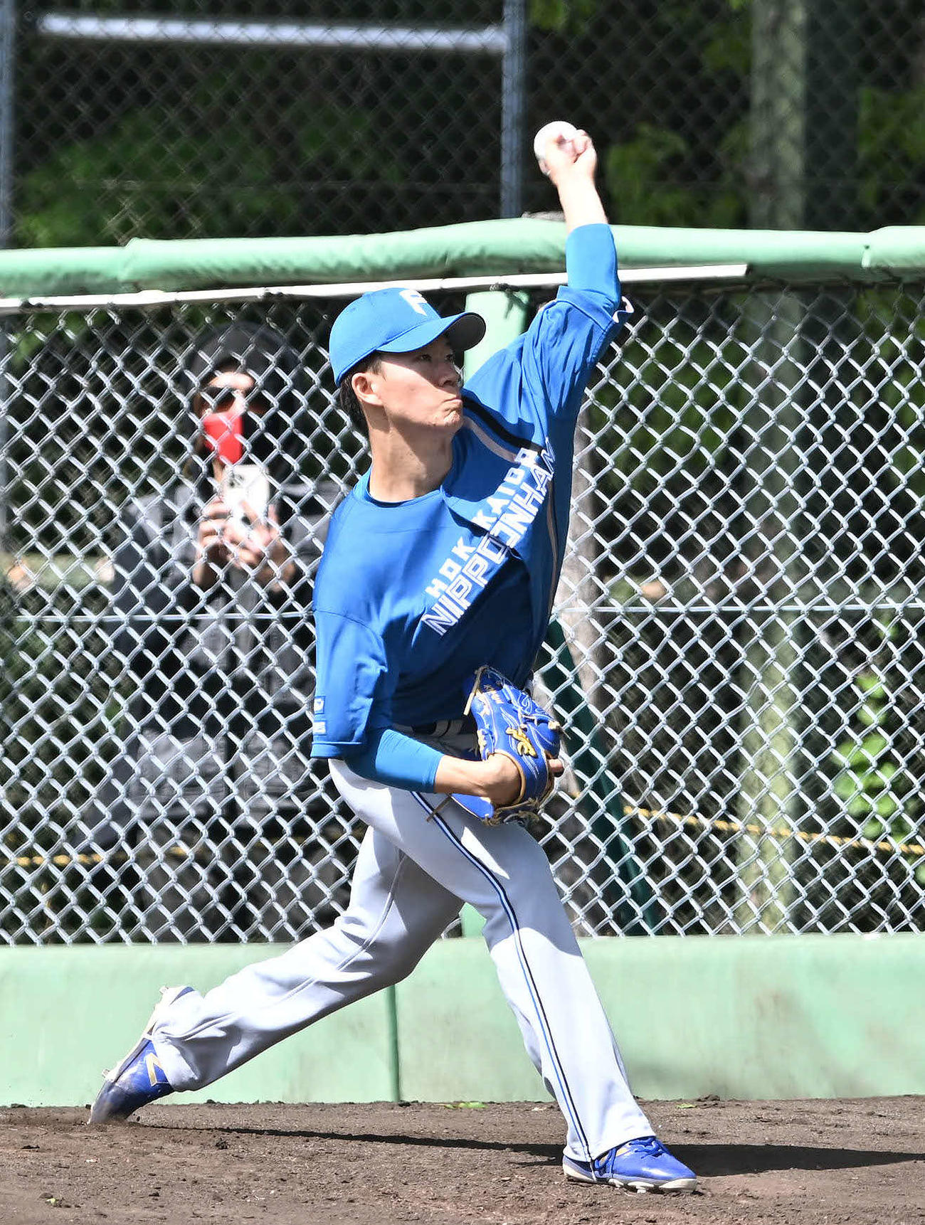 イースタン・リーグ西武戦で試合の準備をする日本ハム矢沢（撮影・滝沢徹郎）