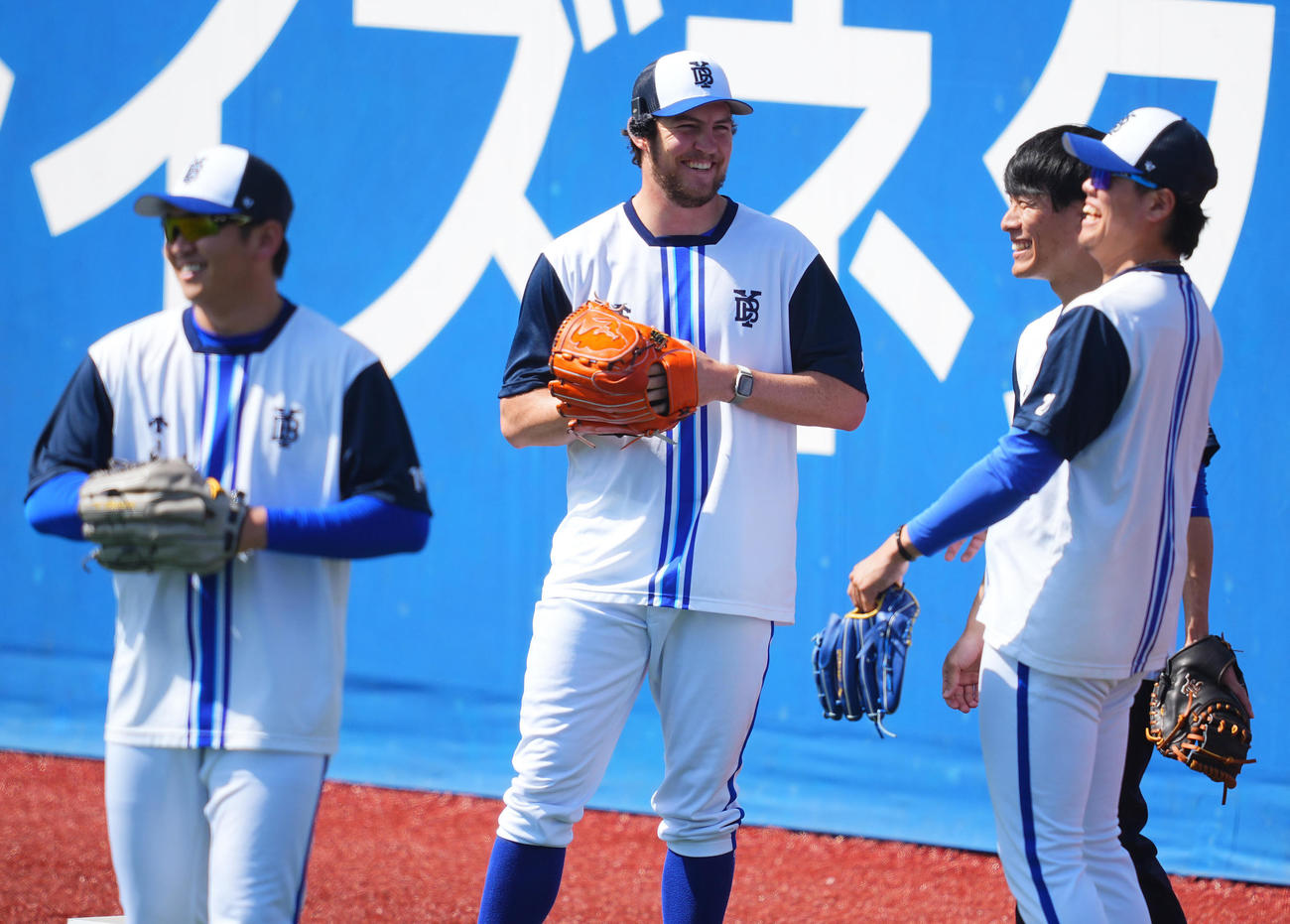 DeNA対広島　試合前練習でDeNAバウアー（中央）は山崎（左）、上茶谷らと笑顔で談笑する（撮影・垰建太）