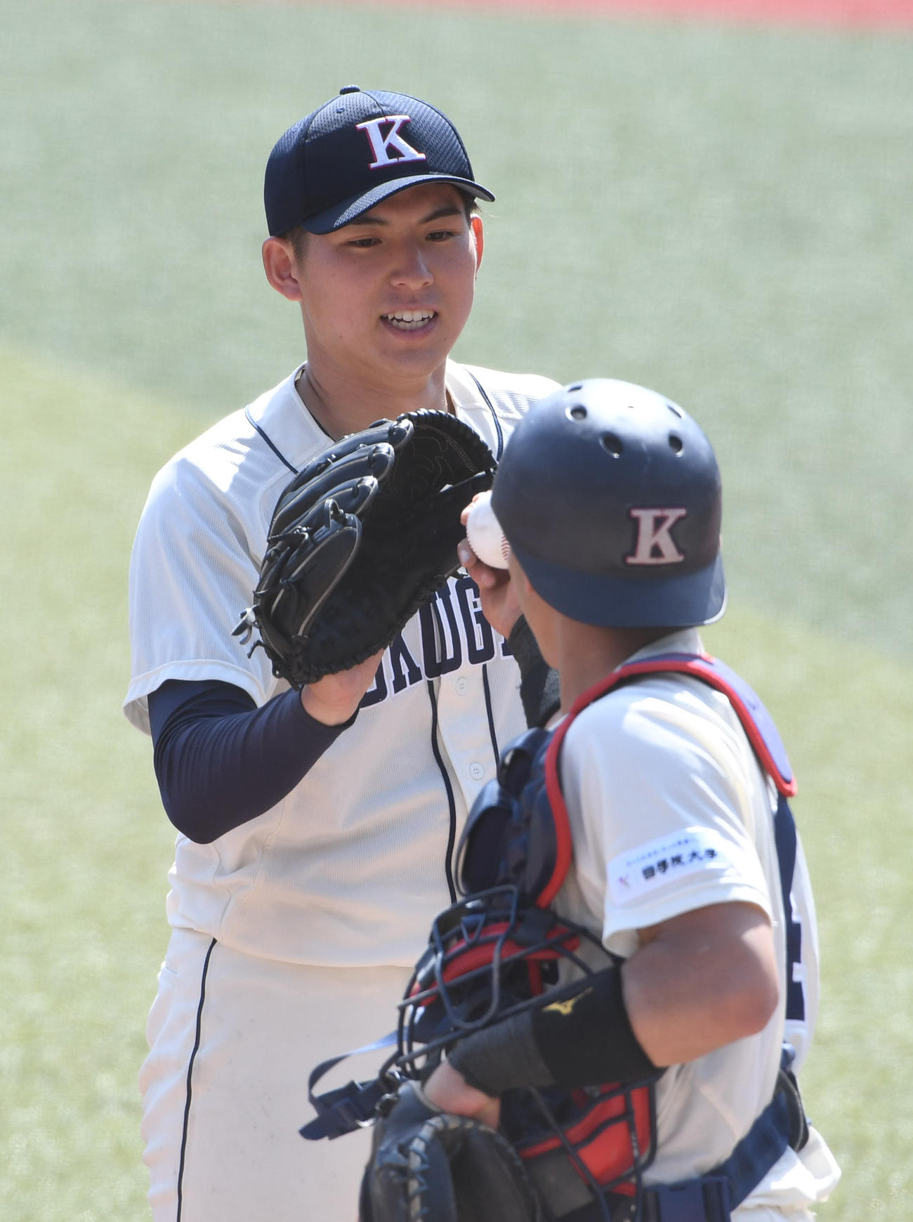 駒大対国学院大　5安打完封勝利を挙げた国学院大・武内（左）は神里捕手からウイニングボールを受け取る（撮影・柴田隆二）