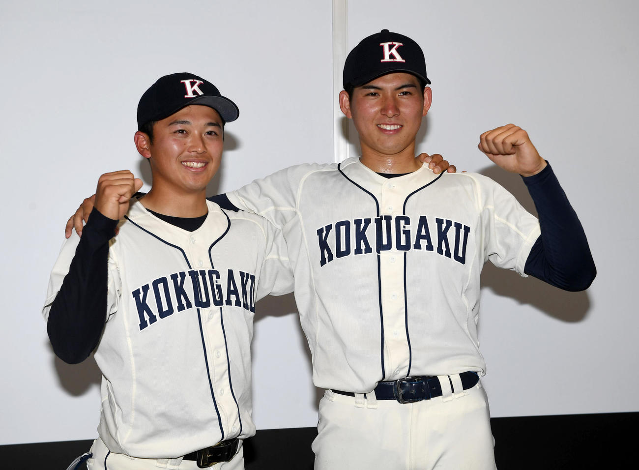 駒大対国学院大　5安打完封勝利を挙げた国学院大・武内（右）は本塁打を放った吉川とガッツポーズする（撮影・柴田隆二）