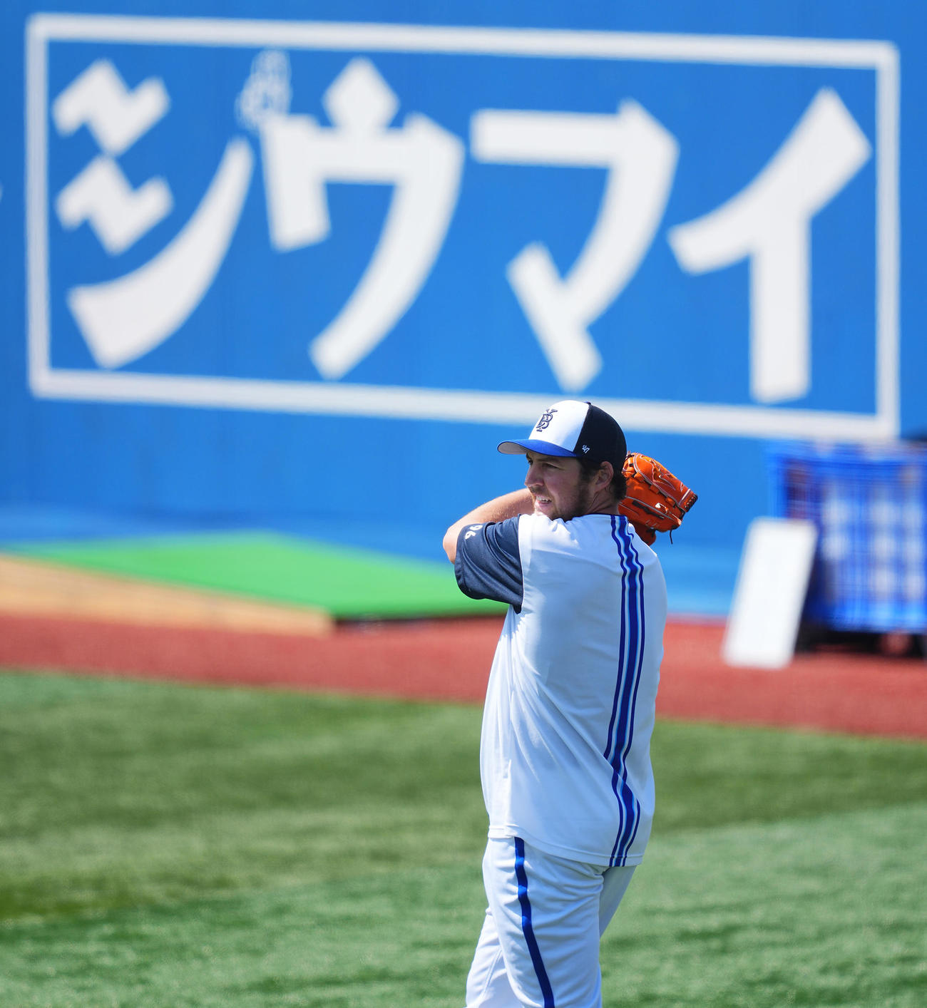 DeNA対広島　試合前練習で調整するDeNAバウアー（撮影・垰建太）