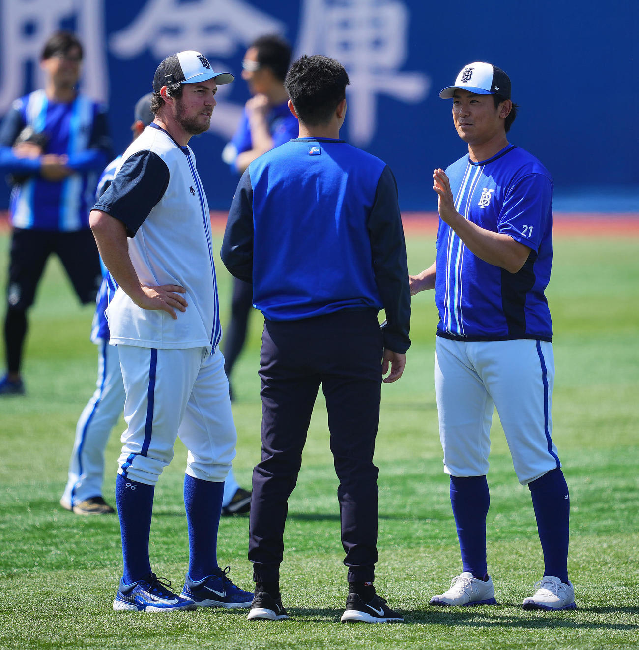 DeNA対広島　試合前練習でDeNAバウアー（左）は今永（右）と通訳を介して言葉を交わす（撮影・垰建太）