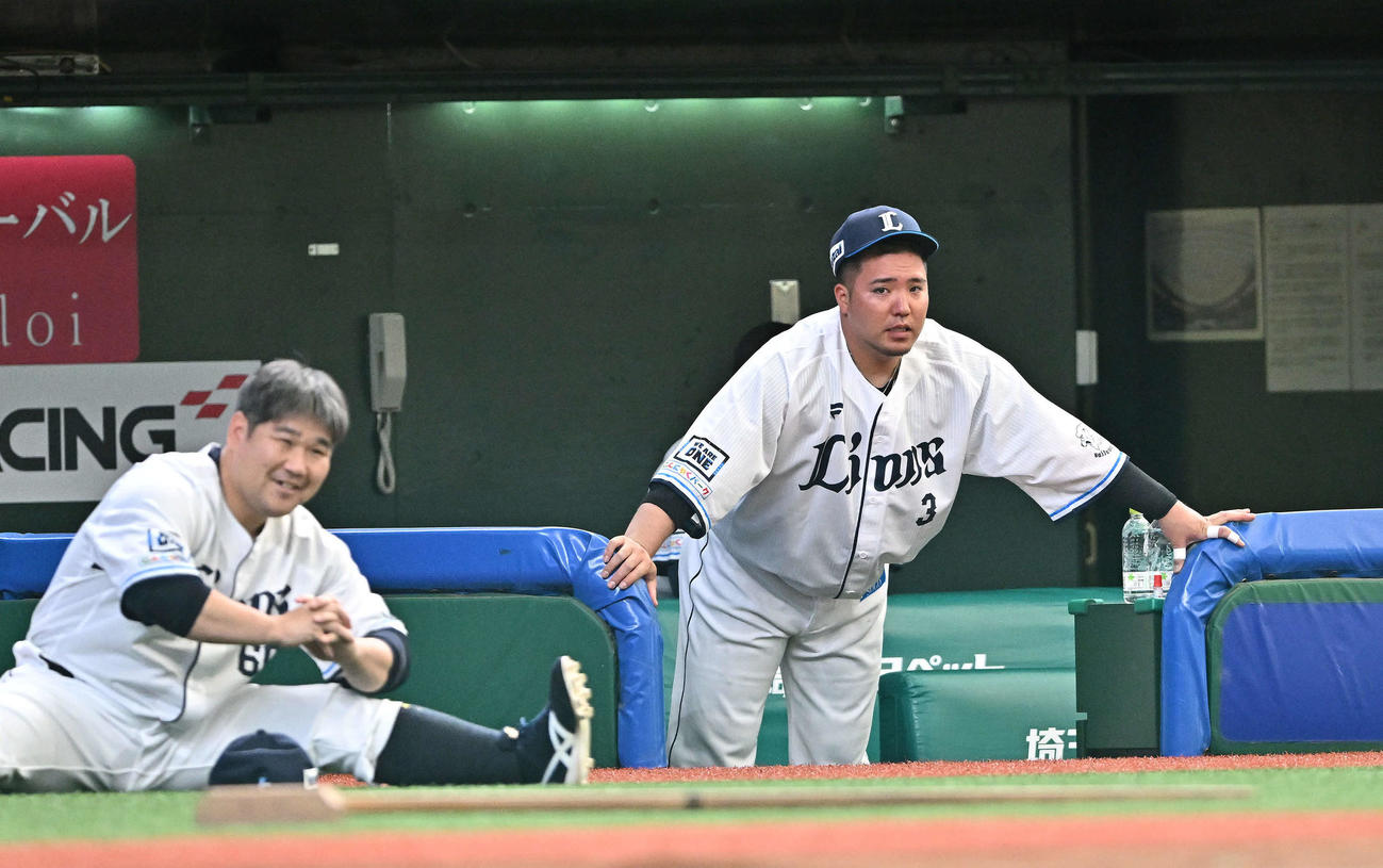 西武対日本ハム　試合に臨む西武山川（右）と中村（撮影・滝沢徹郎）