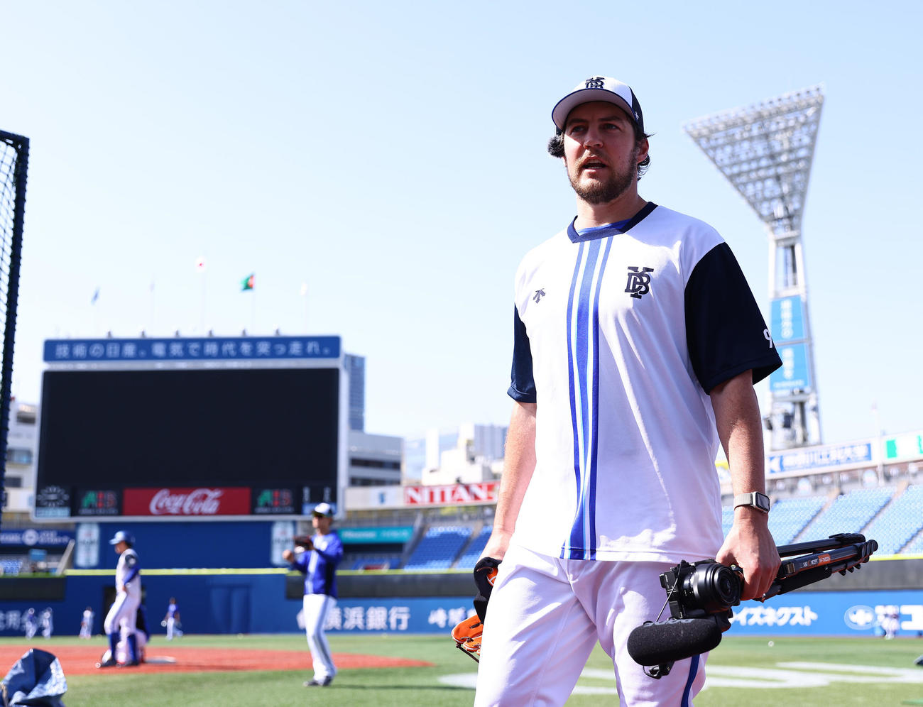 DeNA対広島　横浜スタジアムで試合前練習を終え引き揚げるDeNAバウアー（撮影・垰建太）