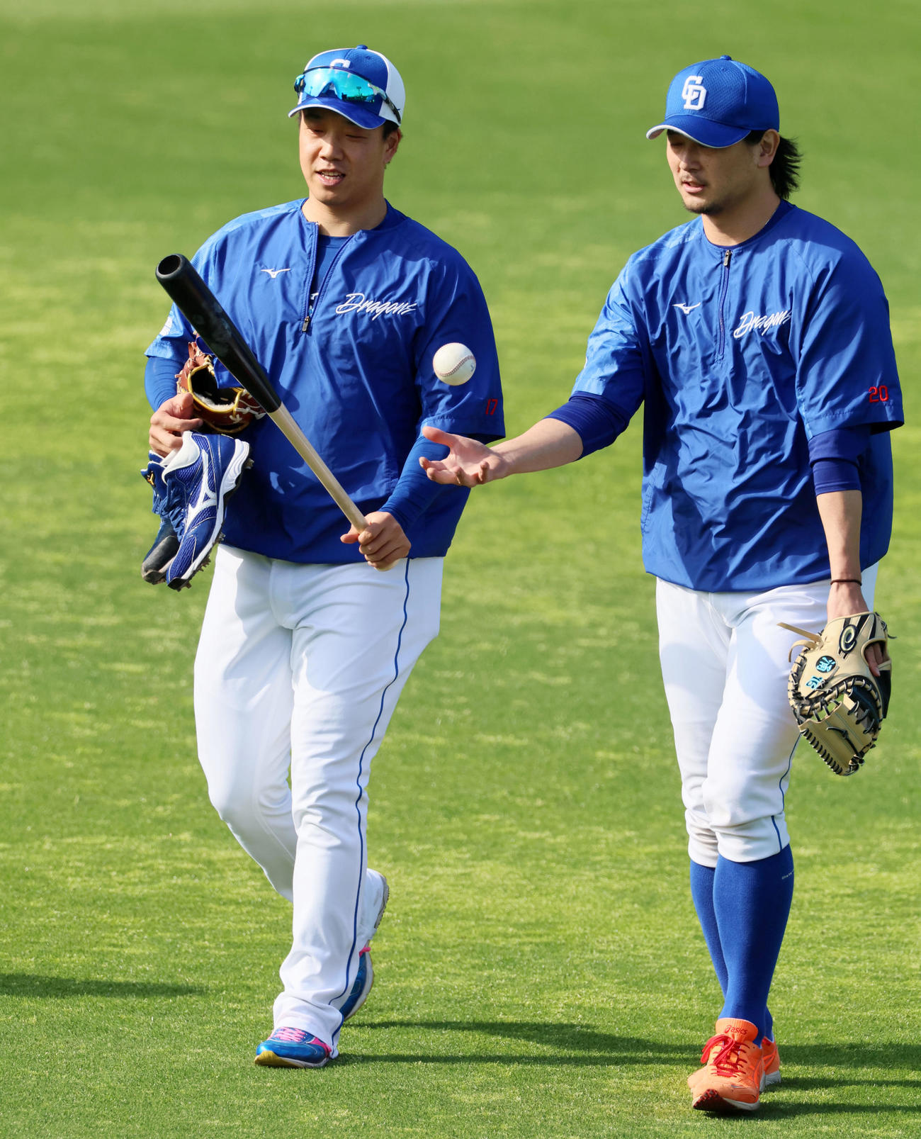 阪神対中日　練習で外野へ向かう柳（左）と涌井（撮影・加藤哉）