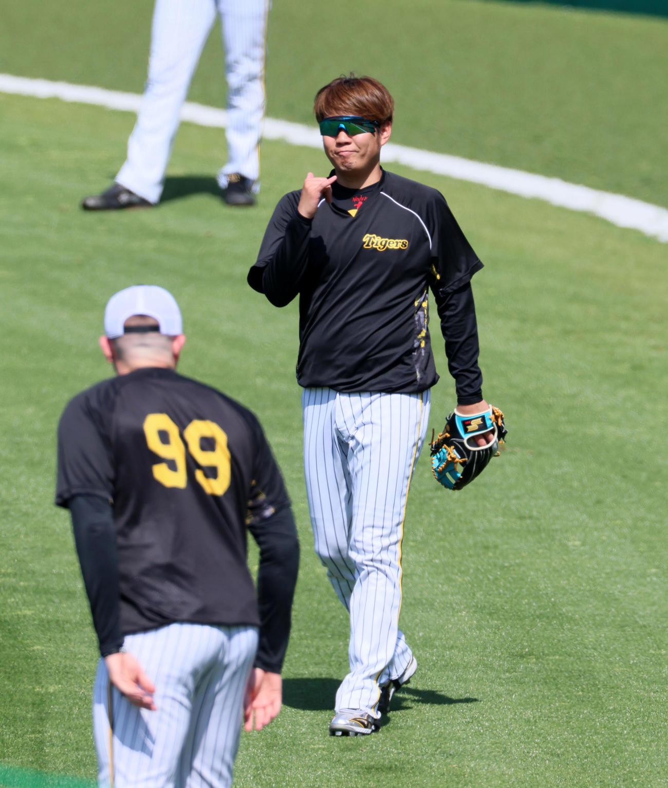 阪神対中日　ビーズリー（左）にあいさつする西勇（撮影・加藤哉）