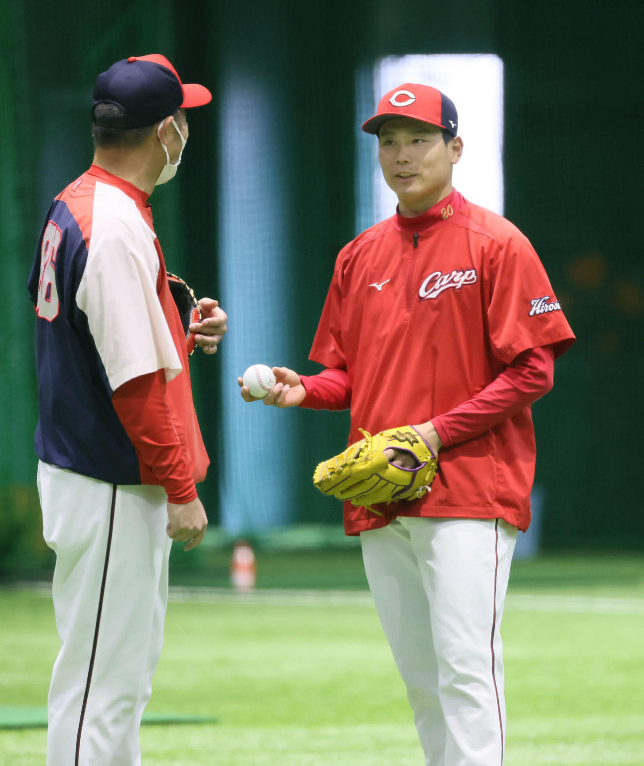 菊地原投手コーチ（左）と話し合う栗林（2023年4月25日撮影）